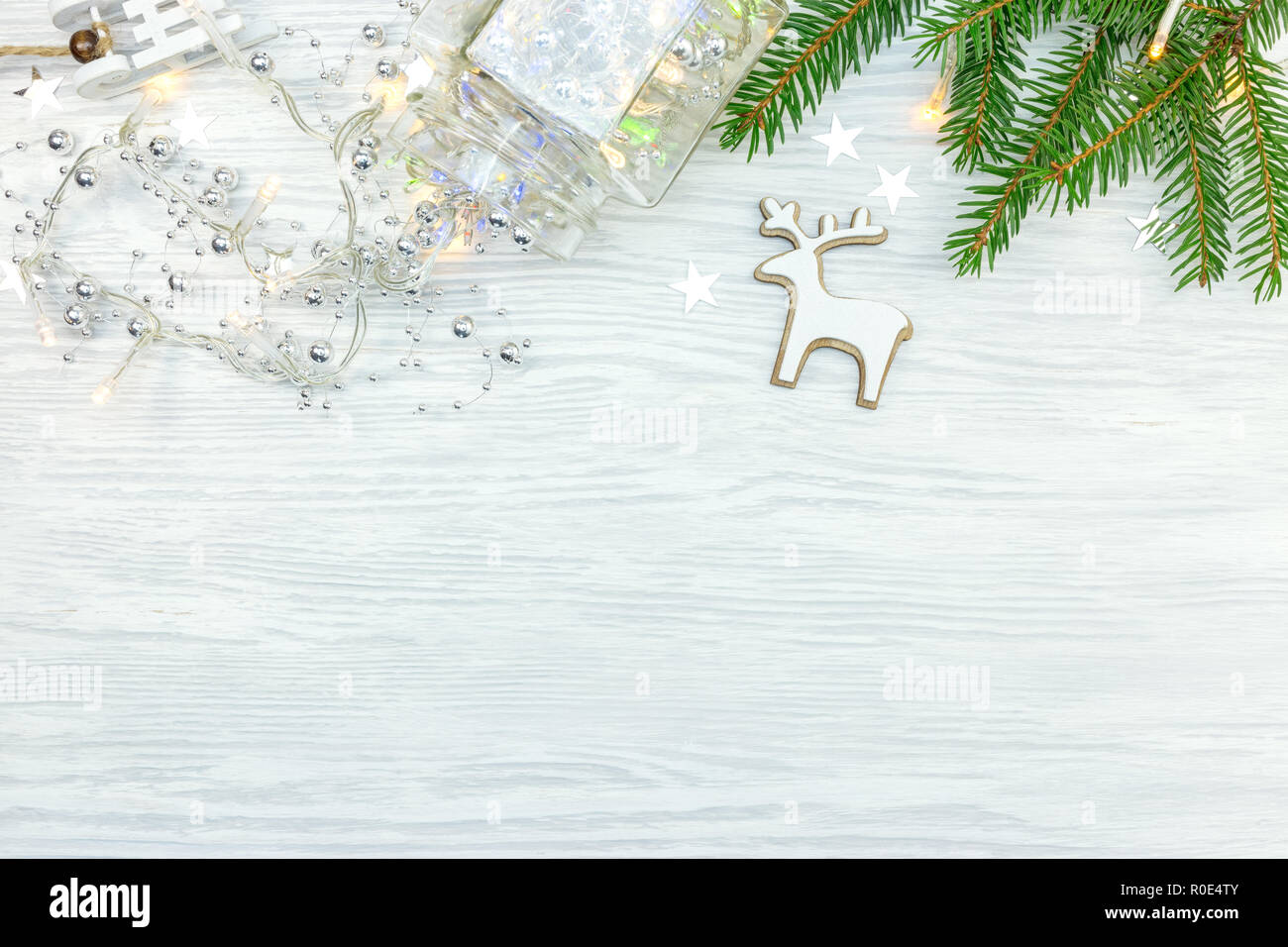 Weihnachten Hintergrund mit Rehen, grüne Tanne Zweig und girlande Lichter Stockfoto
