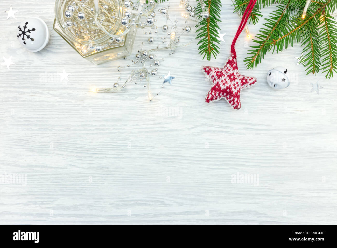 Weihnachtsdekoration mit Lichtern Girlande, Sterne und Fir Tree Branch auf hölzernen Hintergrund Stockfoto