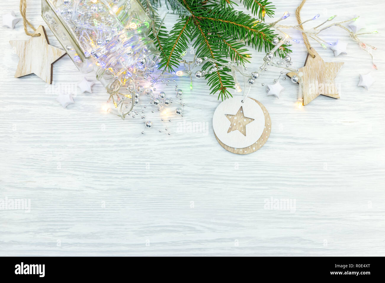 Handgefertigten Holzmöbeln Dekorationen für den Weihnachtsbaum, Tanne Baum und Lichter Girlande auf Holz Hintergrund Stockfoto