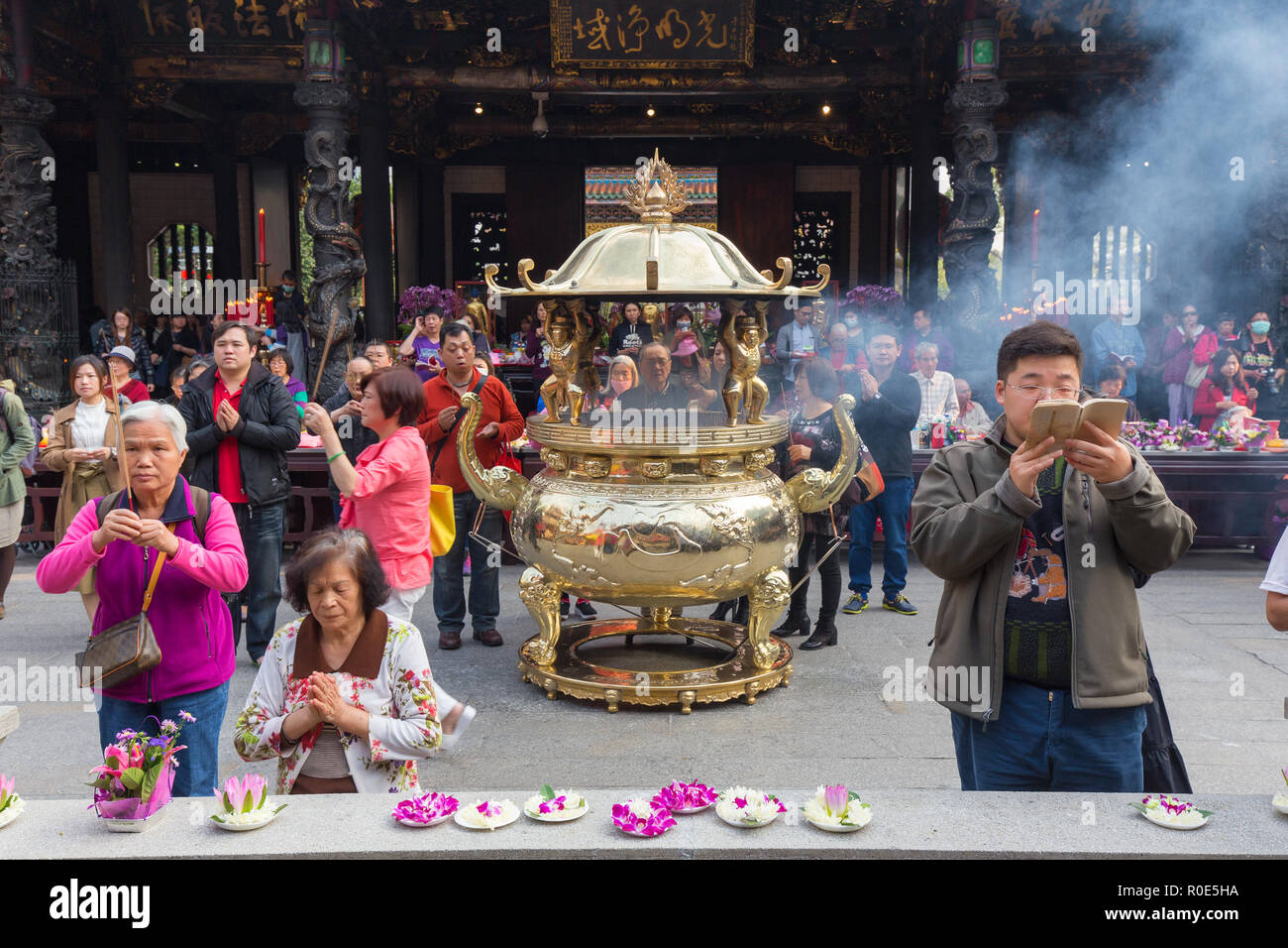 TAIPEI, Taiwan - 28. MÄRZ 2017: Menschen am Lungshan buddhistischen Tempel beten in Taipei, Taiwan Stockfoto
