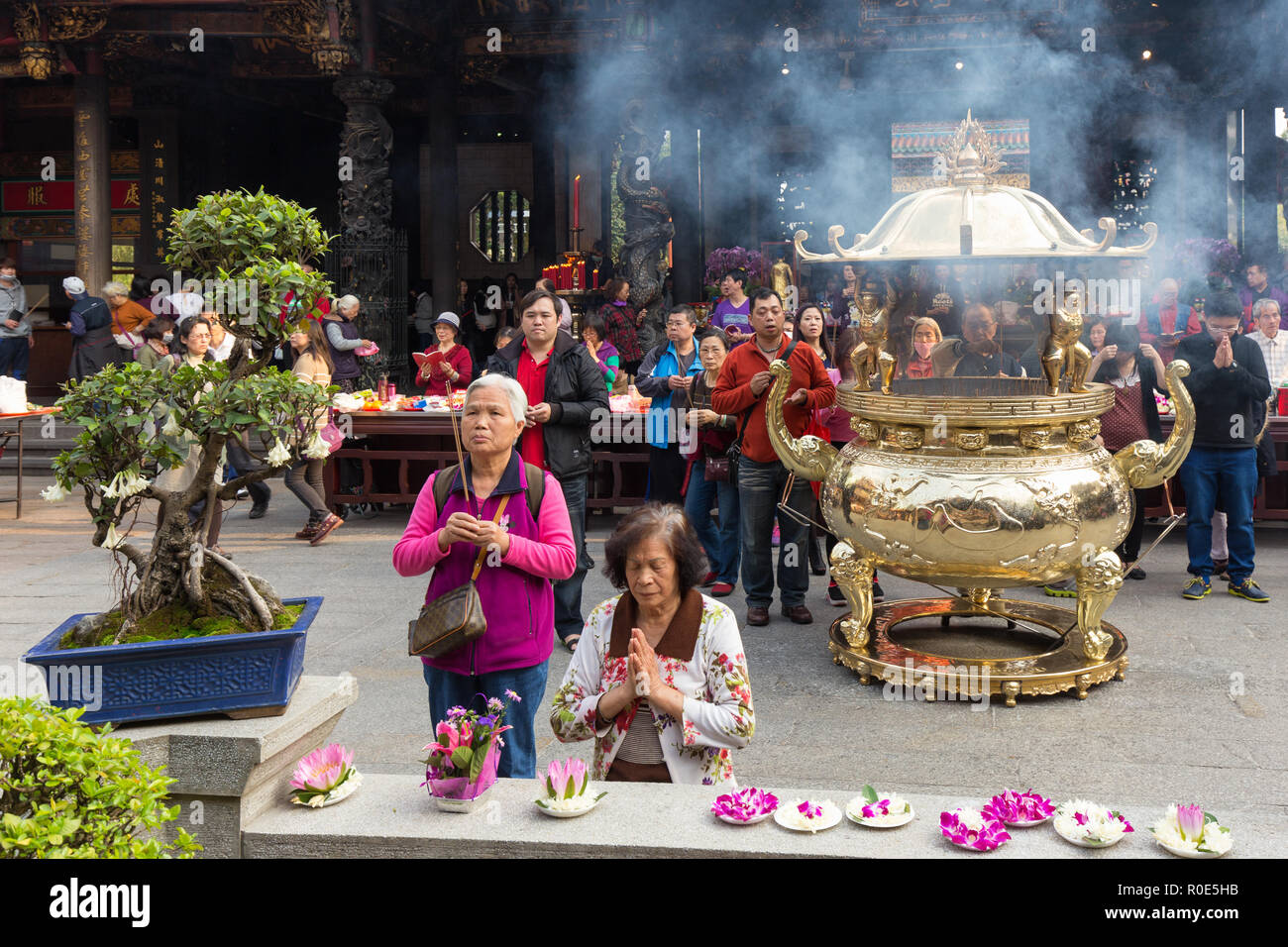 TAIPEI, Taiwan - 28. MÄRZ 2017: Menschen am Lungshan buddhistischen Tempel beten in Taipei, Taiwan Stockfoto