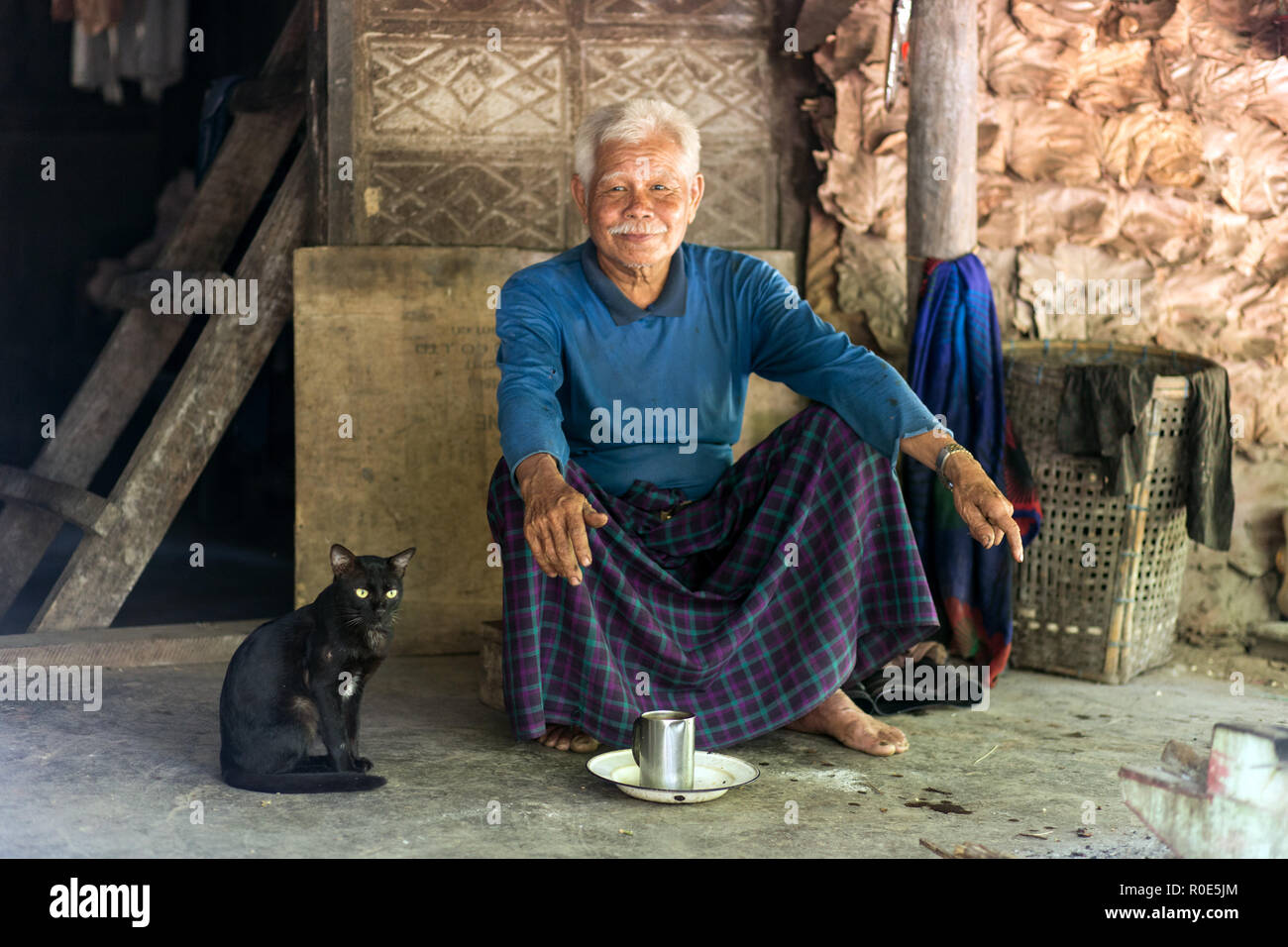 HPA-AN, MYANMAR - Januar 22, 2017: ein Karen älterer Mann, 85 Jahre alt, ist allein im Wald in Hpa-An, Myanmar Stockfoto