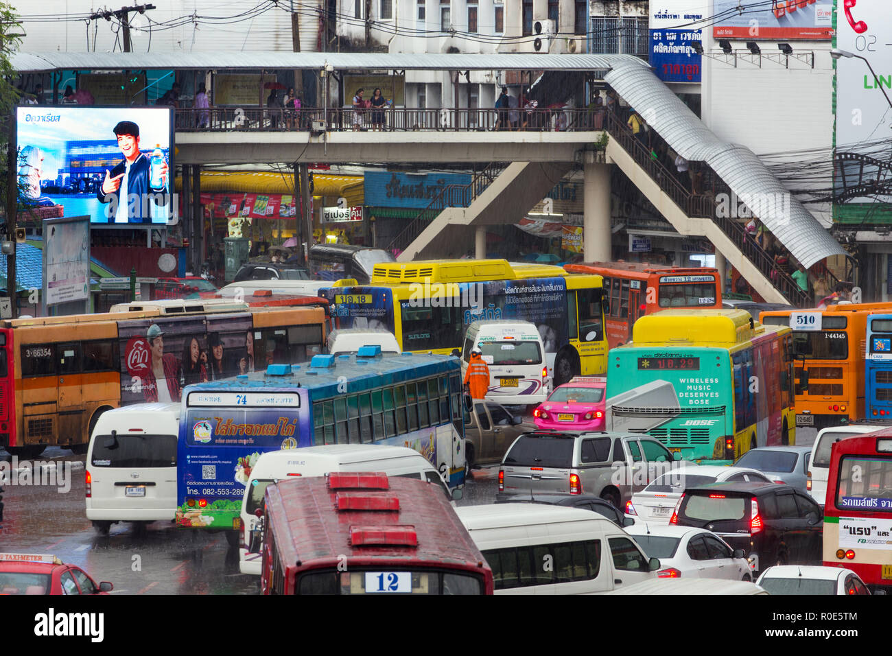 BANGKOK, THAILAND, Oktober 03, 2016: Messy Stau an der Victory Monument unter starkem Regen in Bangkok, Thailand Stockfoto