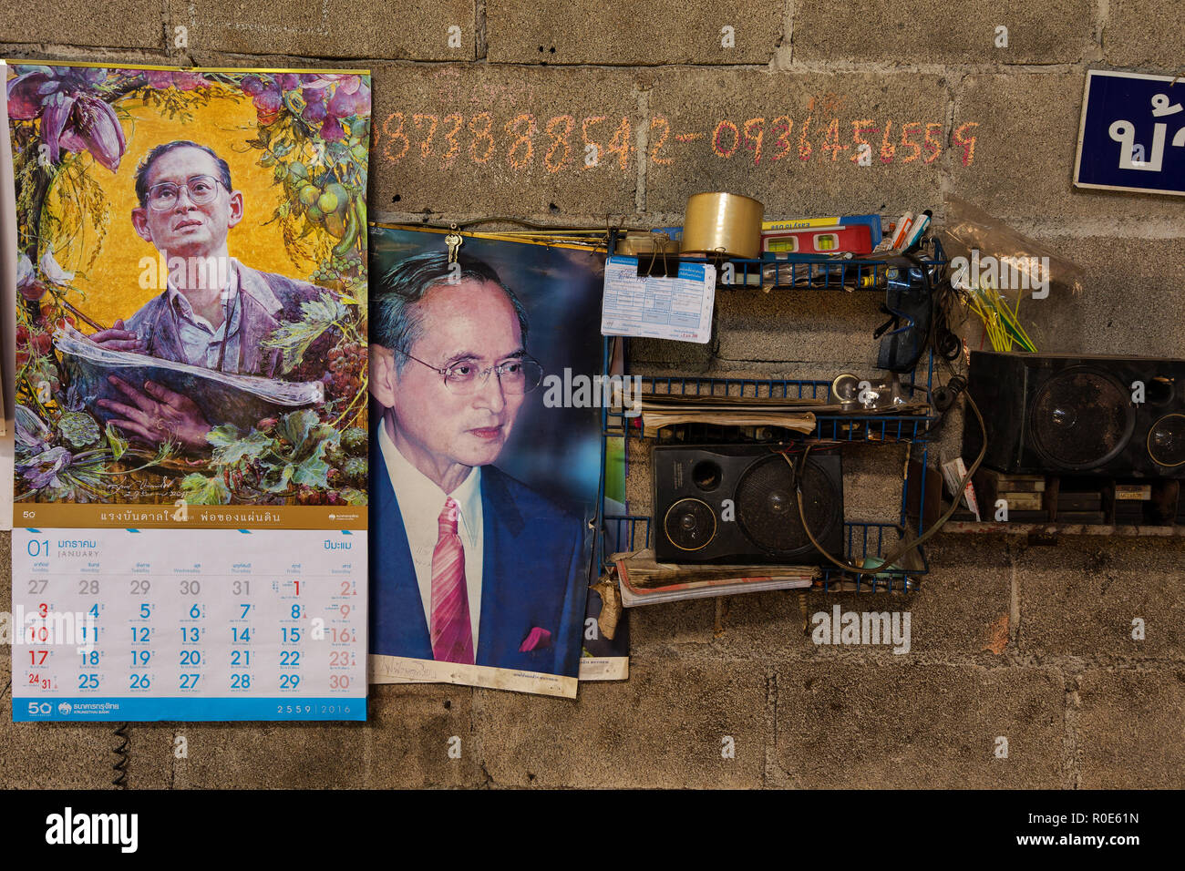 Abbildung und Kalender von Bhumibol Adulyadej, Ihrer Majestät, der König von Thailand, auf einem Workshop Wand Stockfoto