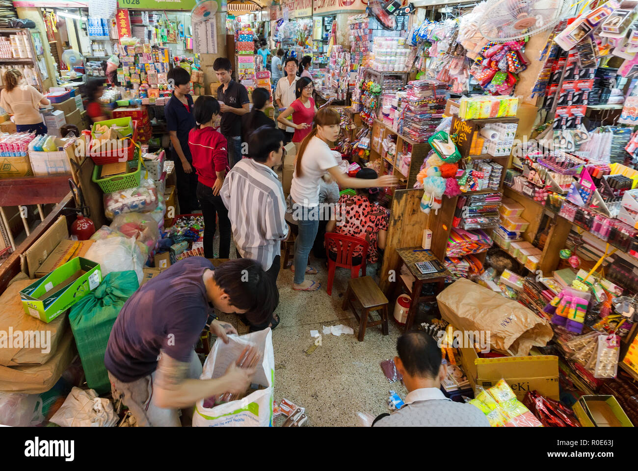 HO CHI MINH VILLE, Vietnam, 26. Februar 2015: Blick in die alte und unordentliche traditionellen Markt von Cho Binh Tay in der Chinatown von Ho Chi M Stockfoto