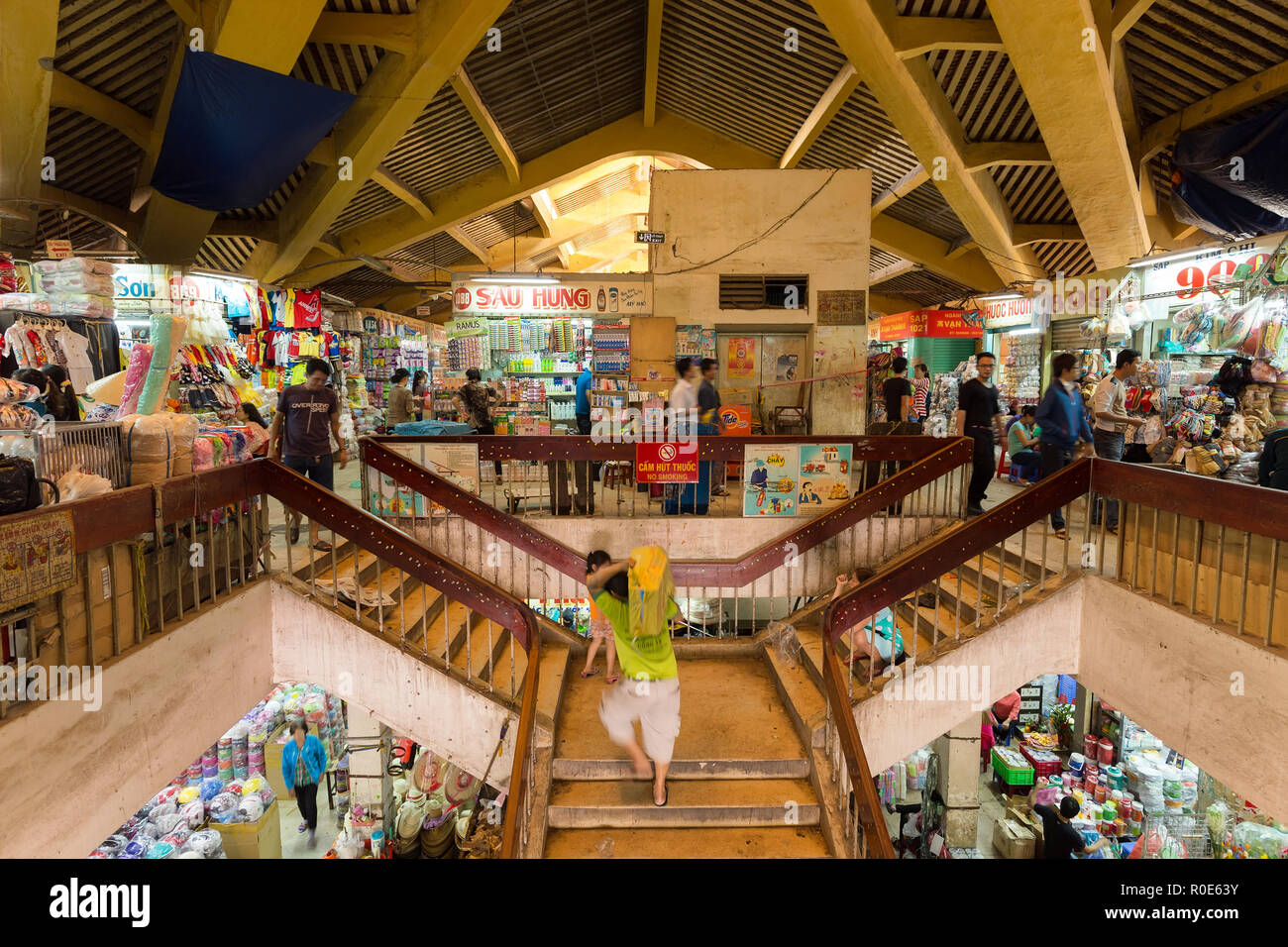 HO CHI MINH VILLE, Vietnam, 26. Februar 2015: Blick in die alten traditionellen Markt von Cho Binh Tay in der Chinatown von Ho Chi Minh Ville, Stockfoto