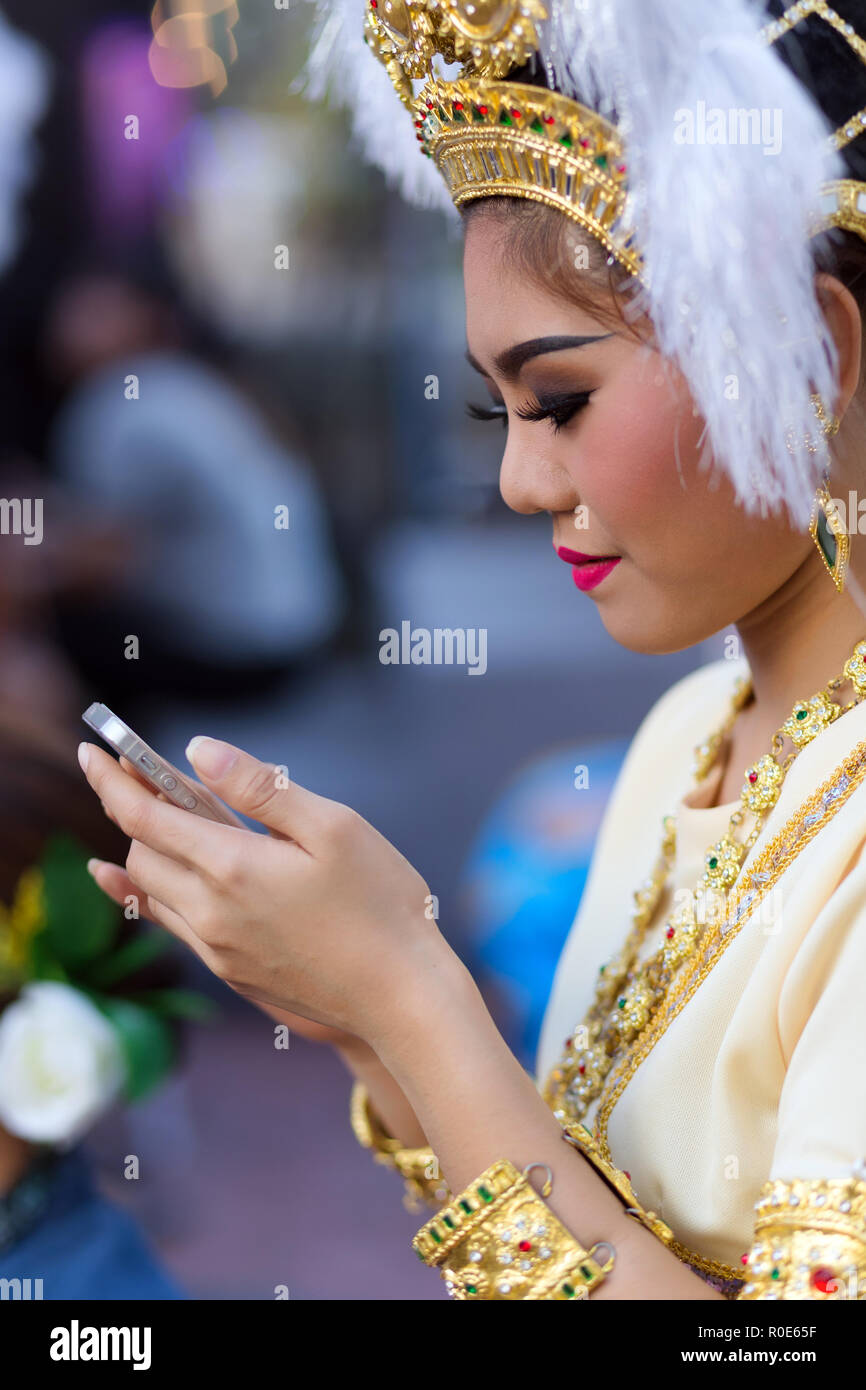 BANGKOK, THAILAND, 17. Februar 2015: A Lady traditionelle Tänzer ist Kontrolle Ihr Smartphone vor der Show feiert die neue Krung Kasem float Stockfoto