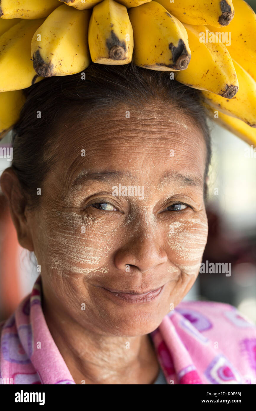 MANDALAY, Myanmar, 22. JANUAR 2015: Portrait eines lustigen burmesischen Frau trug eine Banane Bündel auf dem Kopf, im langsamen Boot von Mandalay nach Bagan in Stockfoto