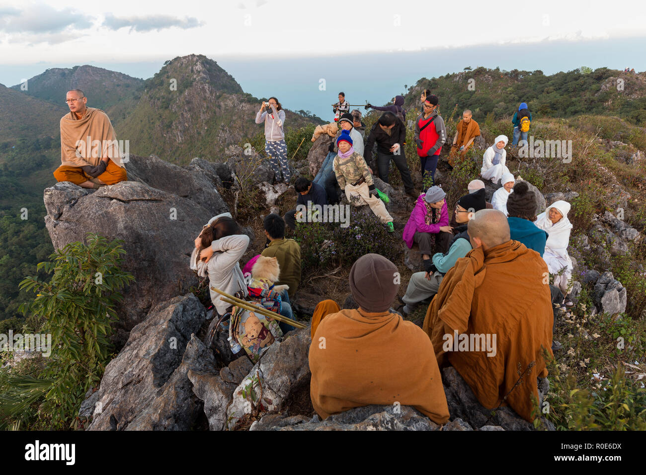 CHIANG DAO, THAILAND, Januar 05, 2015: mount Gruppe von buddhistischen Menschen und Mönche Trekking an der Oberseite des Chiang Dao für das neue Jahr Meditation in Stockfoto