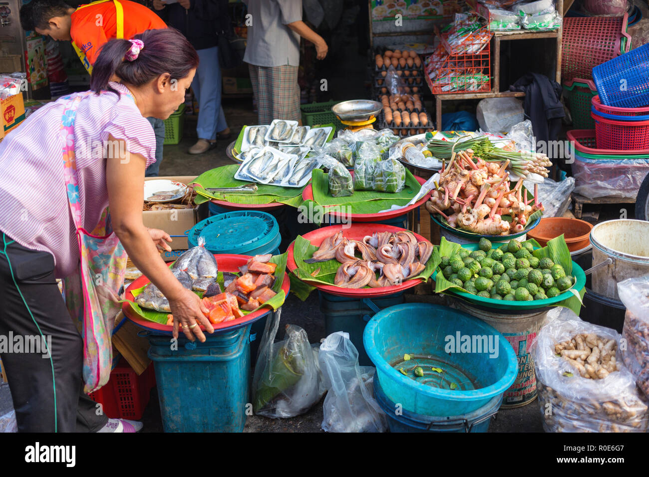 CHIANG MAI, Thailand, 30. Dezember 2015: Kaffir Zitrone, Galanga und Meeresfrüchte Verkäufern in der talat Pratu Markt am Südtor in Chiang Mai, Thailan Stockfoto