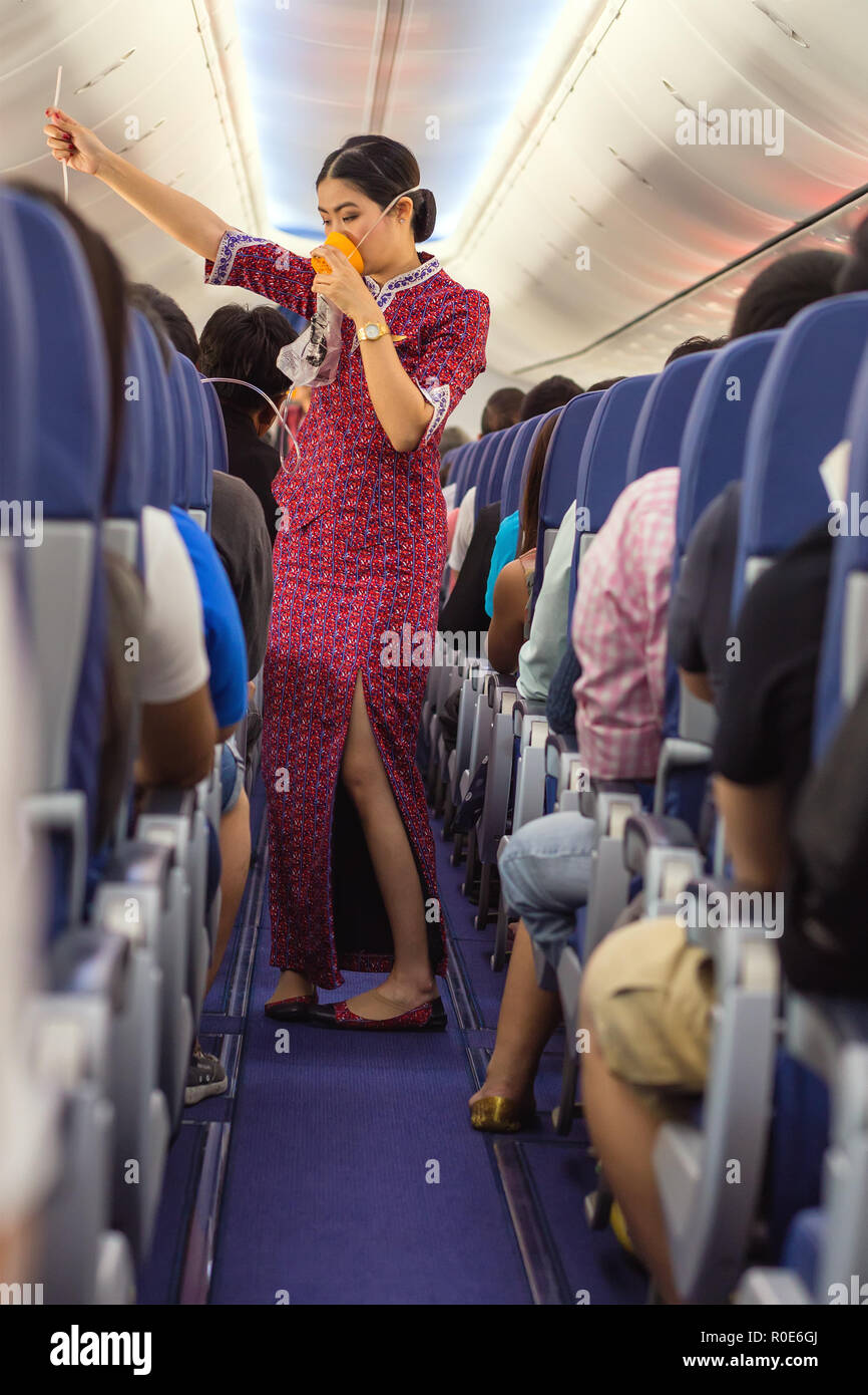 BANGKOK, THAILAND, 29. Dezember 2014: eine Stewardess der Thailändischen Lion Air Company zeigt, wie Sauerstoff Maske vor dem Abheben von der Suvarna Stockfoto