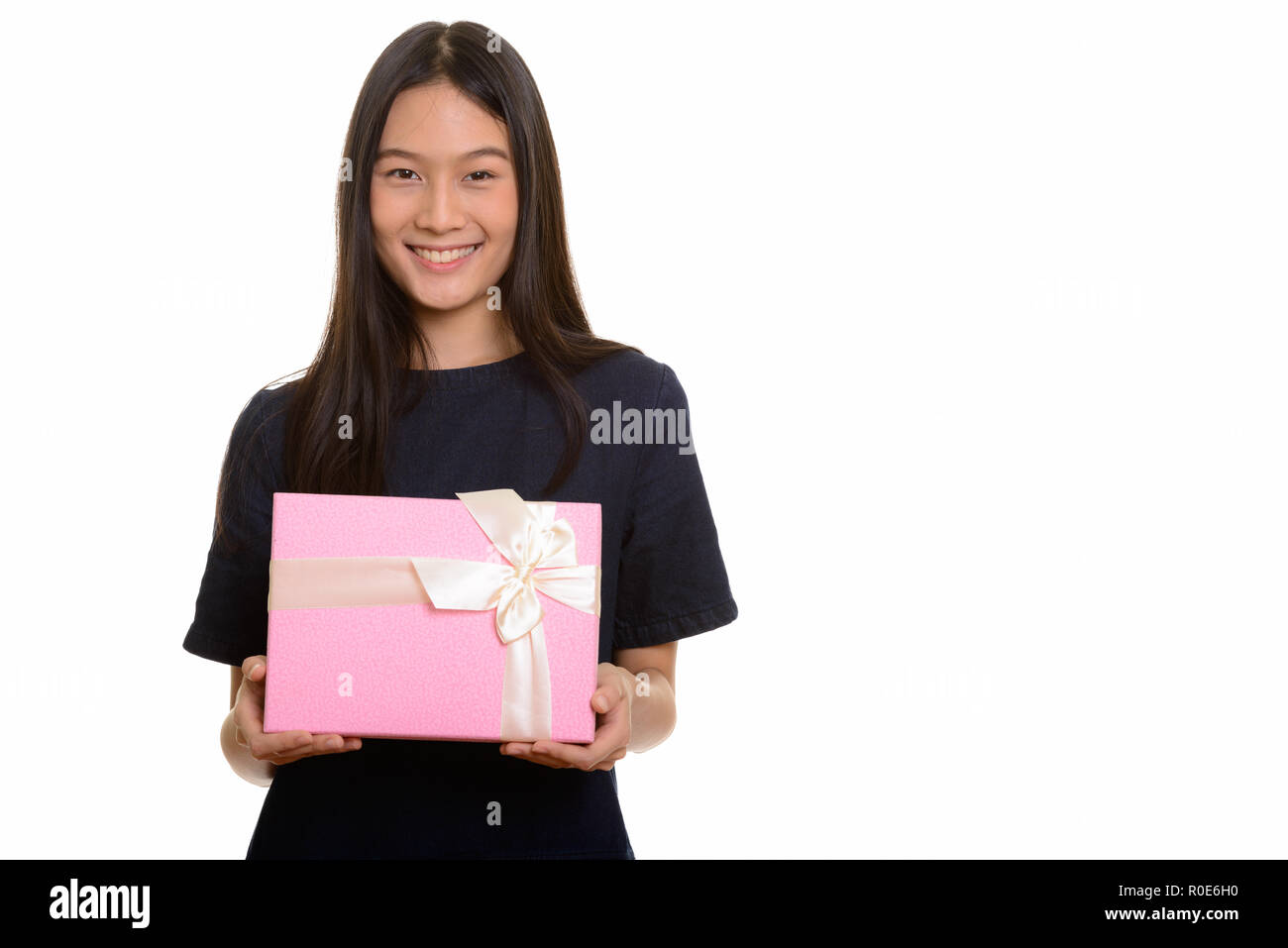 Junge gerne asiatische Jugendmädchen und lächelnd Geschenkbox Stockfoto