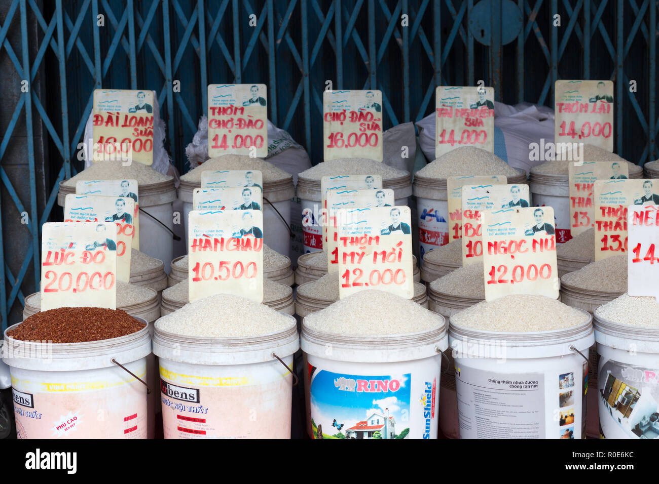 CAN THO, VIETNAM, Dezember 11, 2014: ein Stall für eine breite Sammlung von verschiedenen Rices Sorten in den Markt von Tan Ein in Can Tho, Vietnam Stockfoto