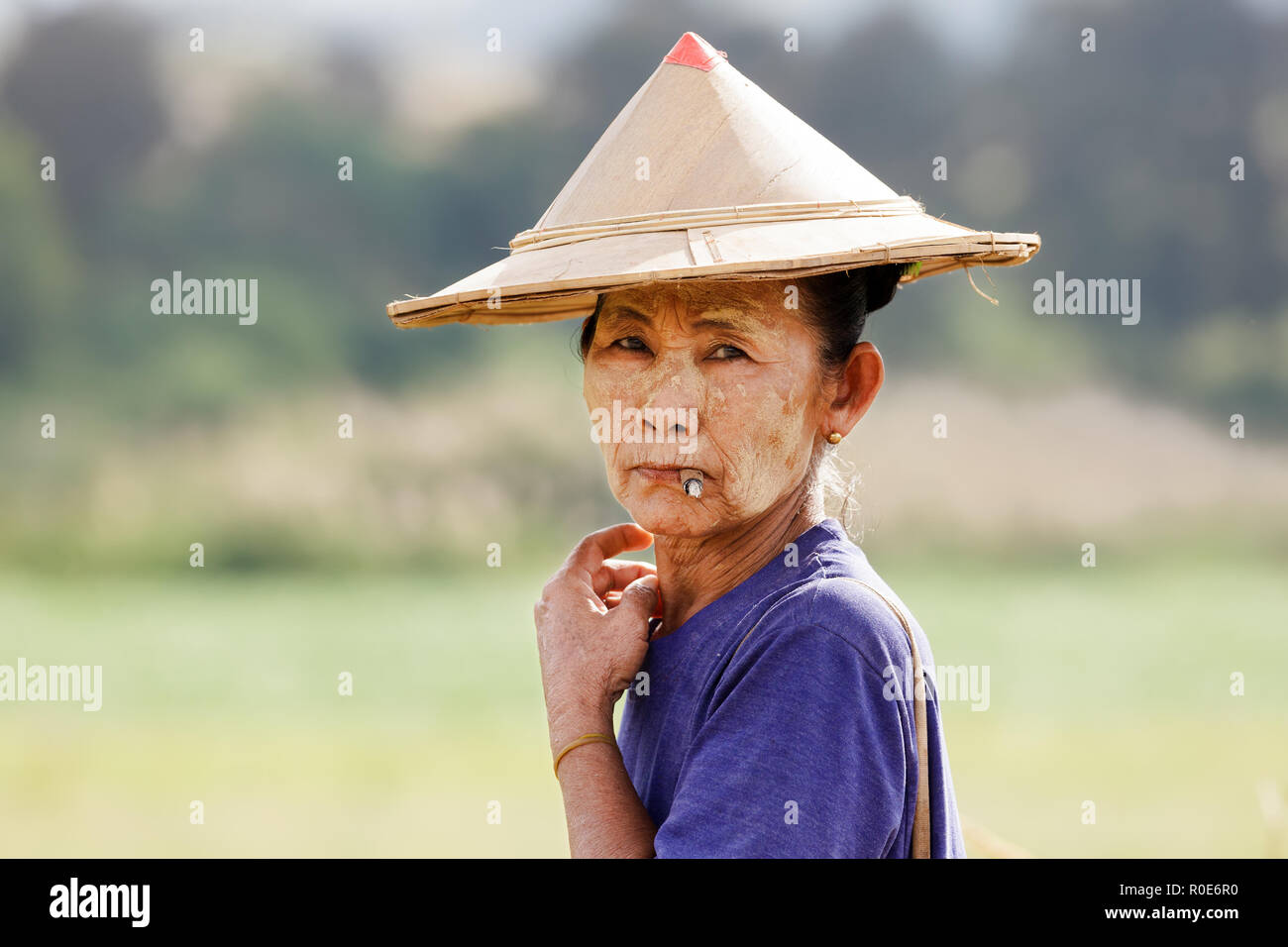 UMPHANG, Thailand, 30. NOVEMBER: Porträt einer Frau Karen, Thai Ethnizität, Tabak Pfeife, in der Nähe des Dorfes Umphang, Norden Thai Stockfoto