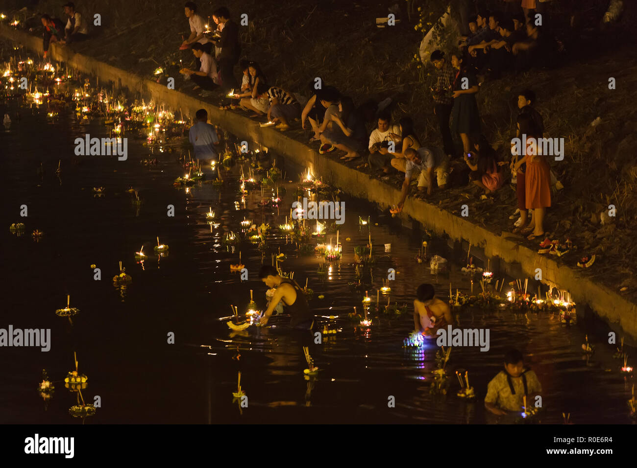 CHIANGMAI THAILAND NOVEMBER 28: Thai Menschen loslassen floating Angebote in Loy Krathong und Yi Peng Festival am 28 November, 2012 Chiangmai, Thail Stockfoto