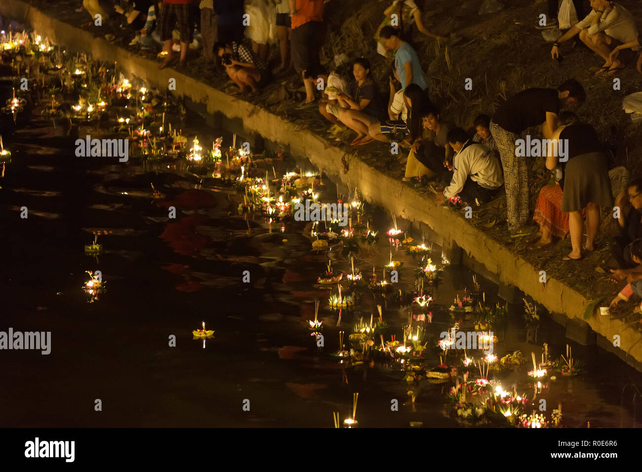 CHIANGMAI THAILAND NOVEMBER 28: Thai Menschen loslassen floating Angebote in Loy Krathong und Yi Peng Festival am 28 November, 2012 Chiangmai, Thail Stockfoto