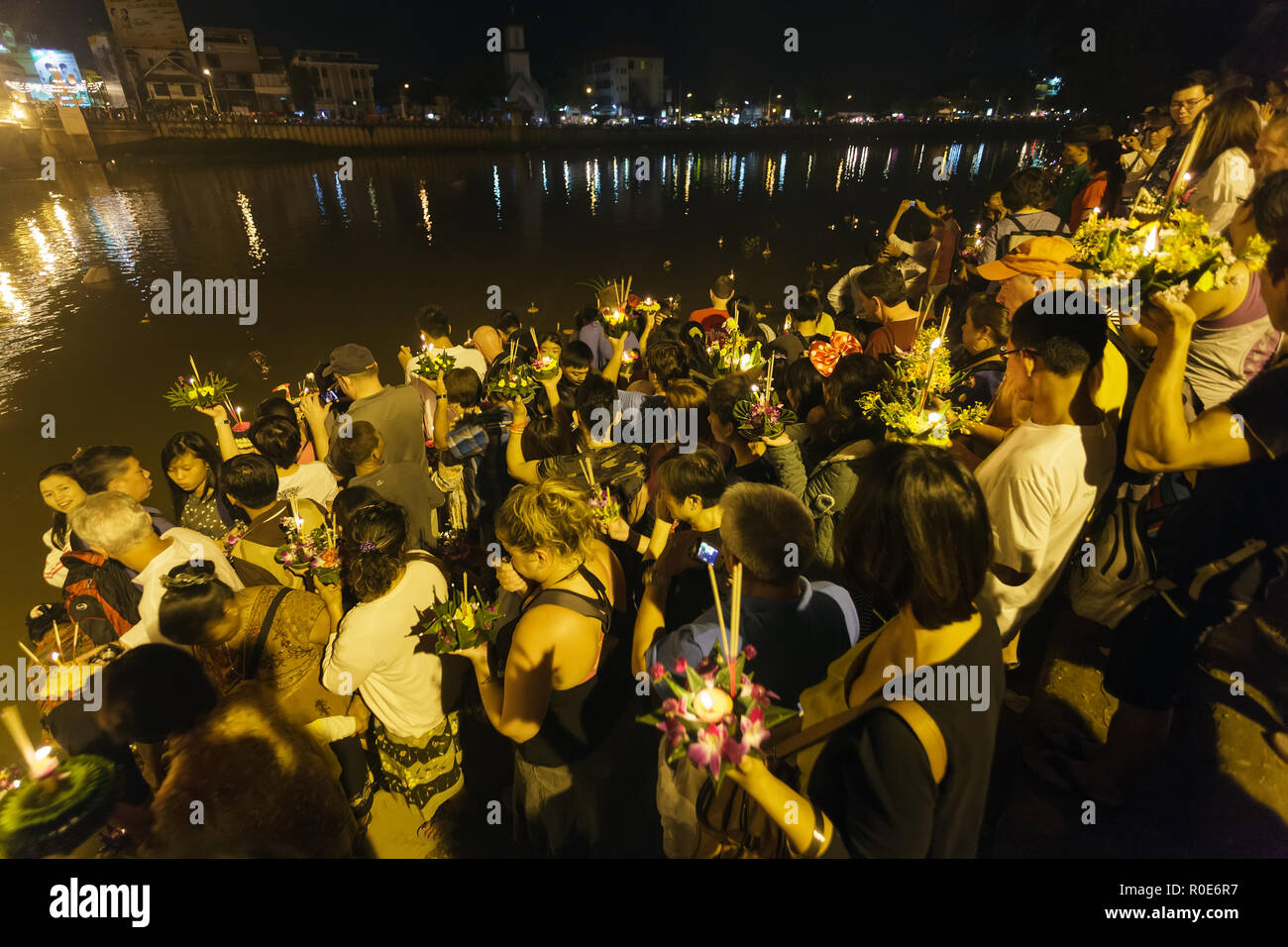 CHIANGMAI THAILAND NOVEMBER 28: Thai Menschen loslassen floating Angebote in Loy Krathong und Yi Peng Festival am 28 November, 2012 Chiangmai, Thail Stockfoto