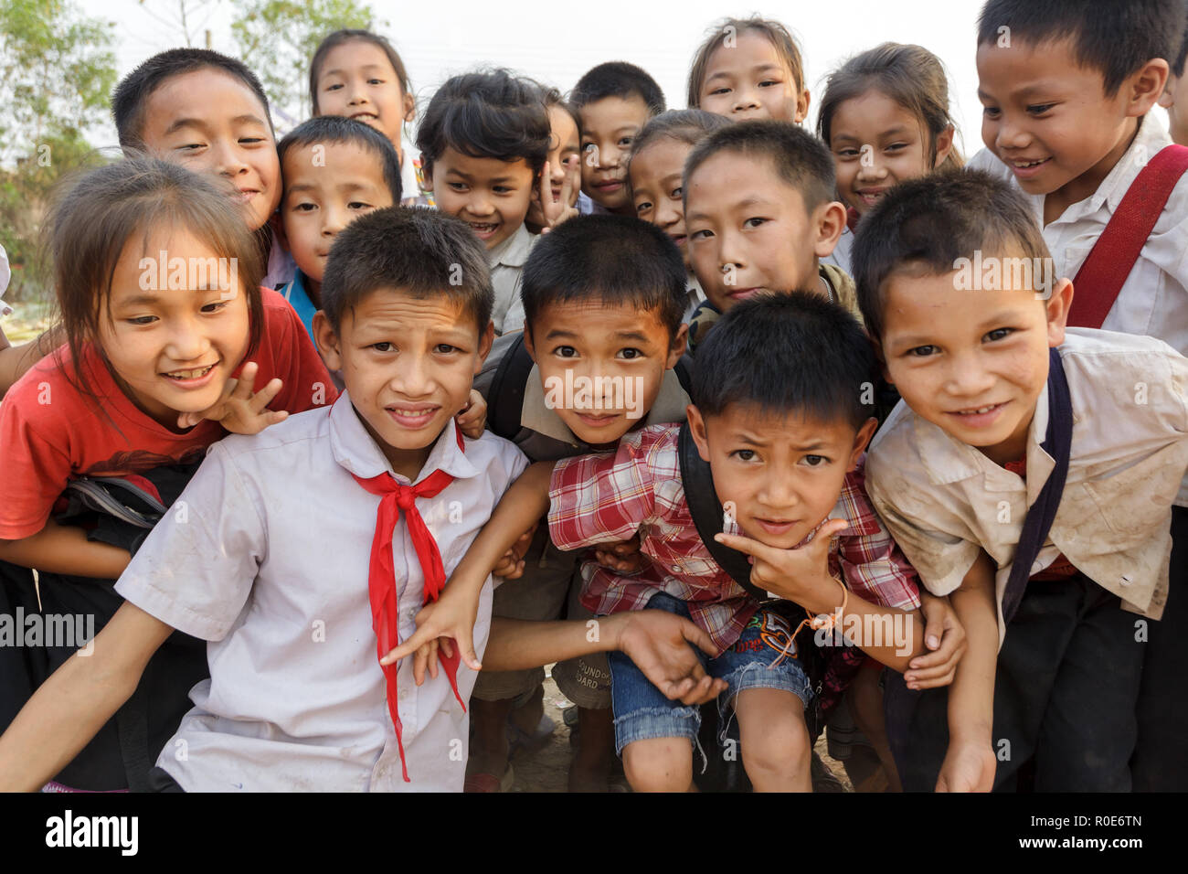SAYABURY, Laos, 16. Februar 2012: Gruppe freudiger nicht identifizierte Kinder während der Elefantasia Festival posiert am 16. Februar 2012 in Sayaboury, Laos Stockfoto