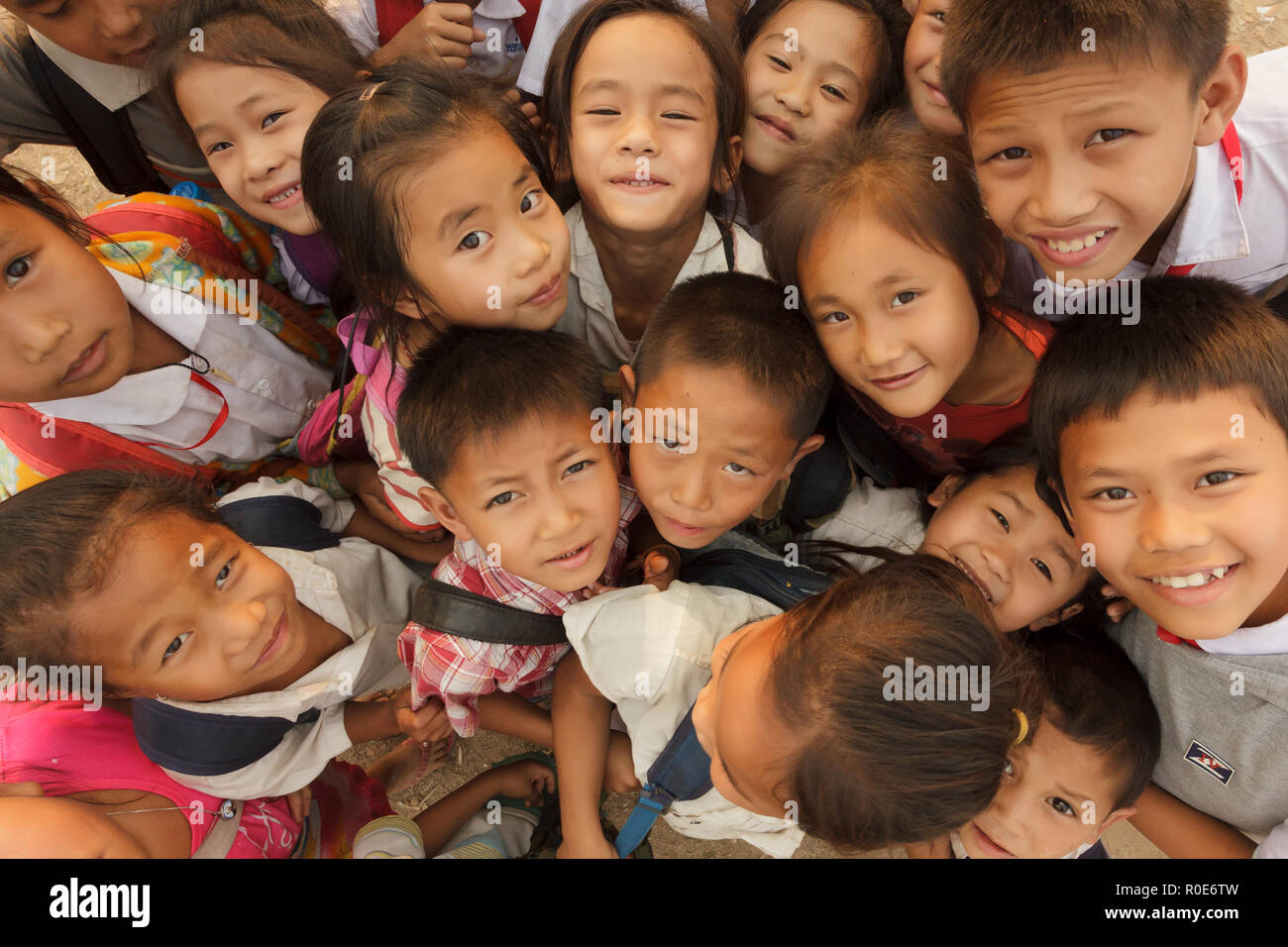 SAYABOURY - 16. Februar: Gruppe der fröhlichen Kinder während der Elefantasia Festival posiert am 16. Februar 2012 in Sayaboury, Laos Stockfoto