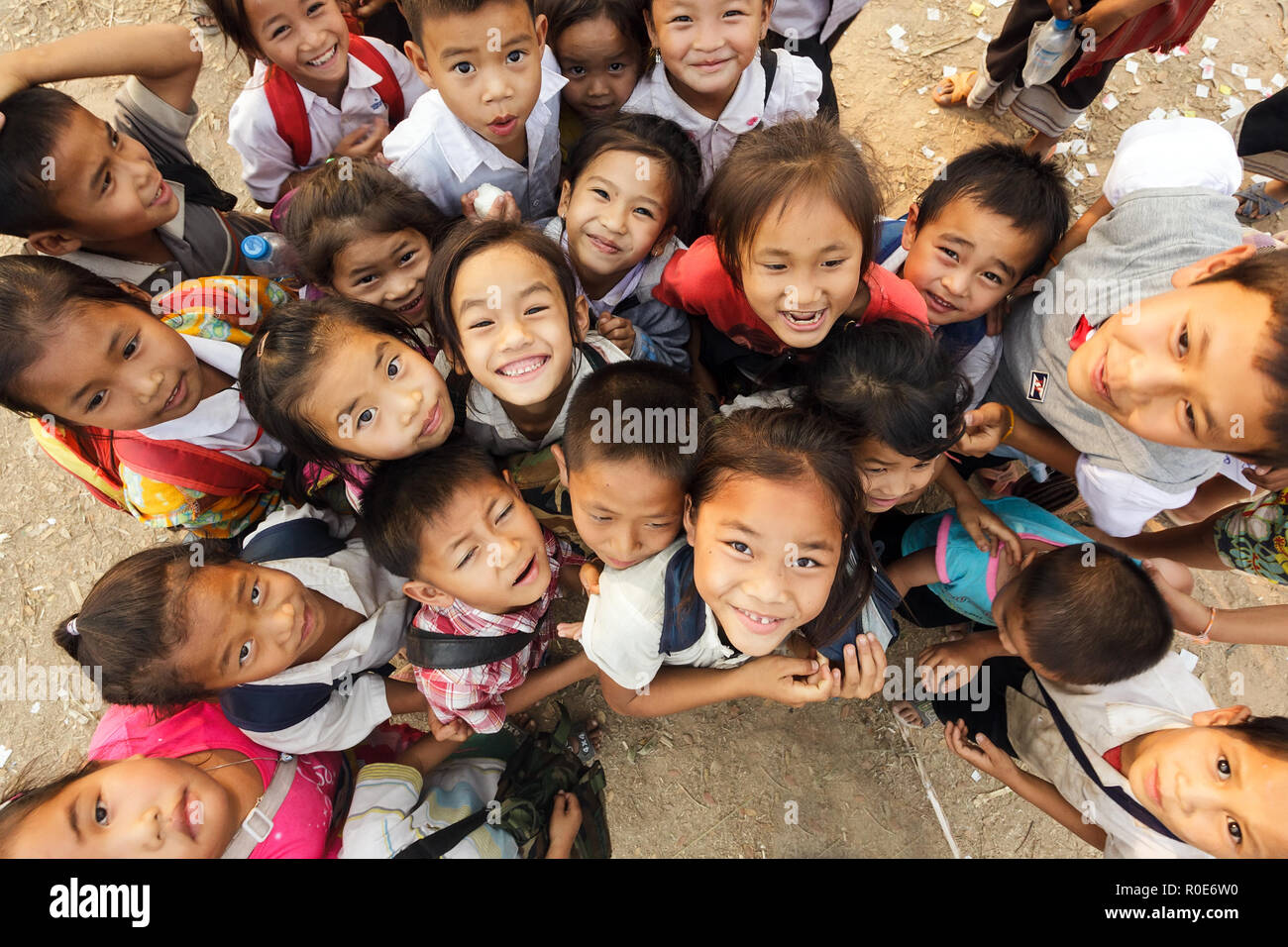 SAYABOURY, Laos, 16. Februar 2012: Gruppe freudiger nicht identifizierte Kinder während der Elefantasia Festival posiert am 16. Februar 2012 in Sayaboury, Laos Stockfoto