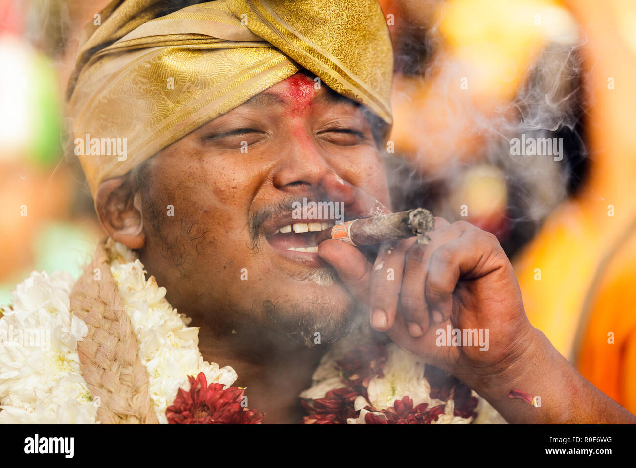 BATU Höhlen, Malaysia, Februar 07, 2012: Hindu devotee Rauchen einer Zigarre und Lachen während der jährlichen Thaipusam religiöse Festival in Batu Höhlen, in der Nähe der Kua Stockfoto