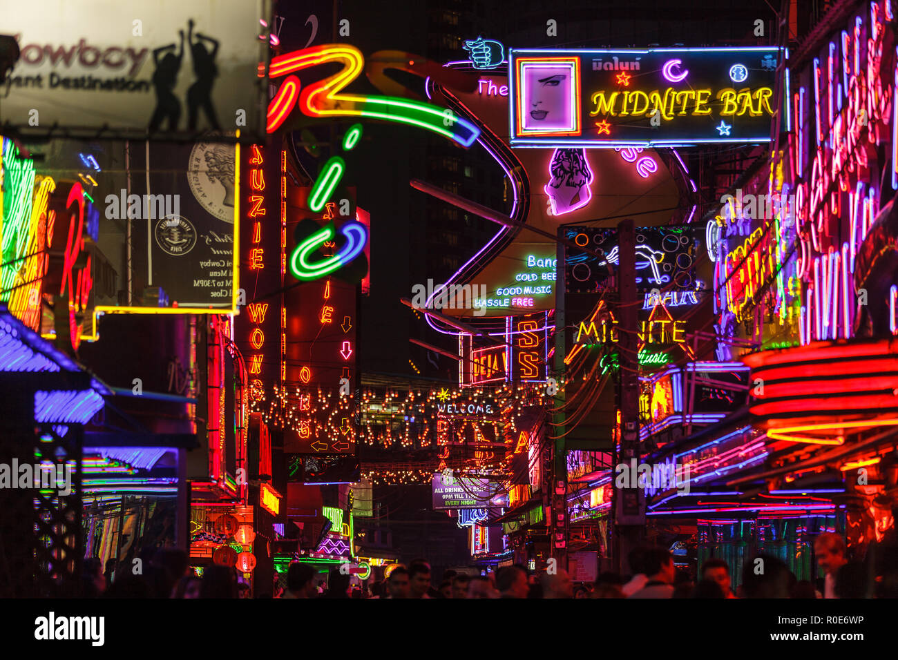 BANGKOK, THAILAND, 31. JANUAR 2012: Blick auf die bunten neon Beleuchtungen Füllen der Soi Cowboy Straße im roten Unterhaltungsviertel Nana in Ba Stockfoto