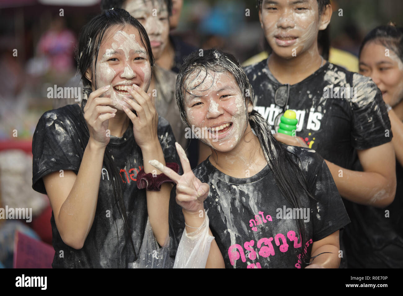 BANGKOK - 15. April: Thai Jugendlichen Spaß während des Songkran New Year Festival, April 15, 2011, Silom Road, Bangkok, Thailand. Stockfoto