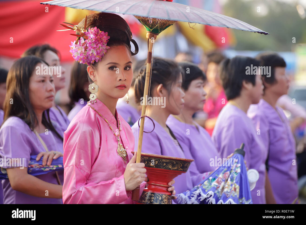 PHAYAO, THAILAND - MÄRZ 05: Thai Frau Parade in traditioneller Kleidung während Festival zu Ehren Phayao Gründer König Ngam Muang März 05, 2011 Stockfoto