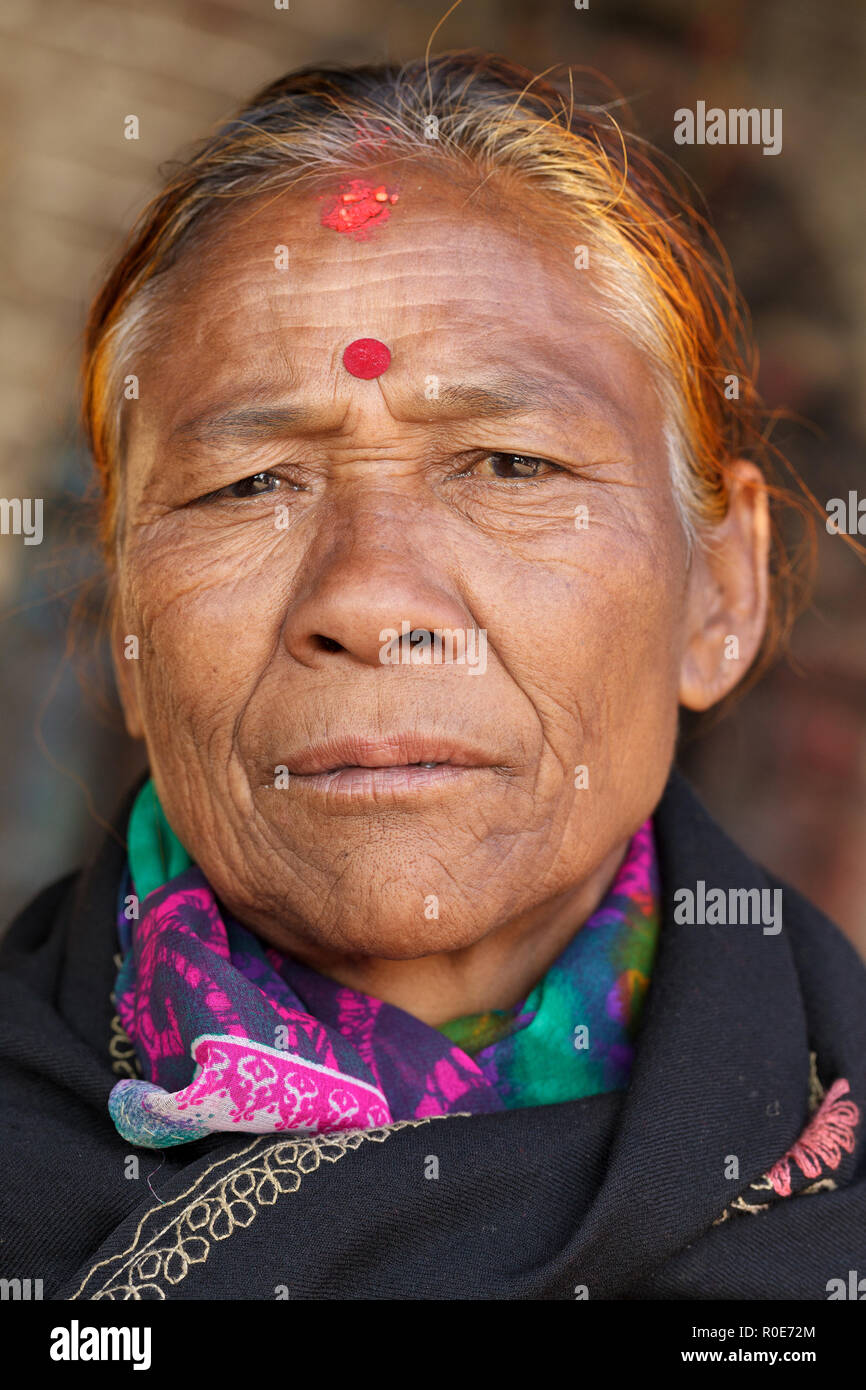 BHAKTAPUR, Nepal, 26. NOVEMBER: Porträt eines alten nepalesischen Frau in Bhaktapur, Nepal am 26. November 2010 Stockfoto
