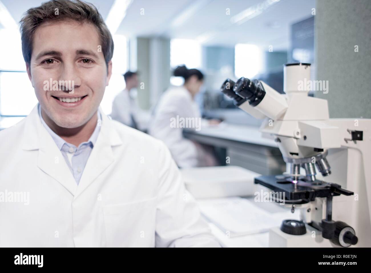 Portrait der männlichen Laboratory Assistant lächelnd. Stockfoto