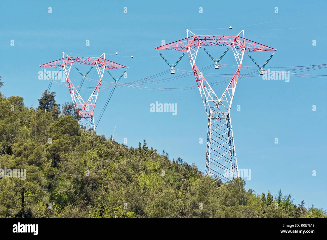 Zwei Pylone der Net bei hoher Spannung Stockfoto
