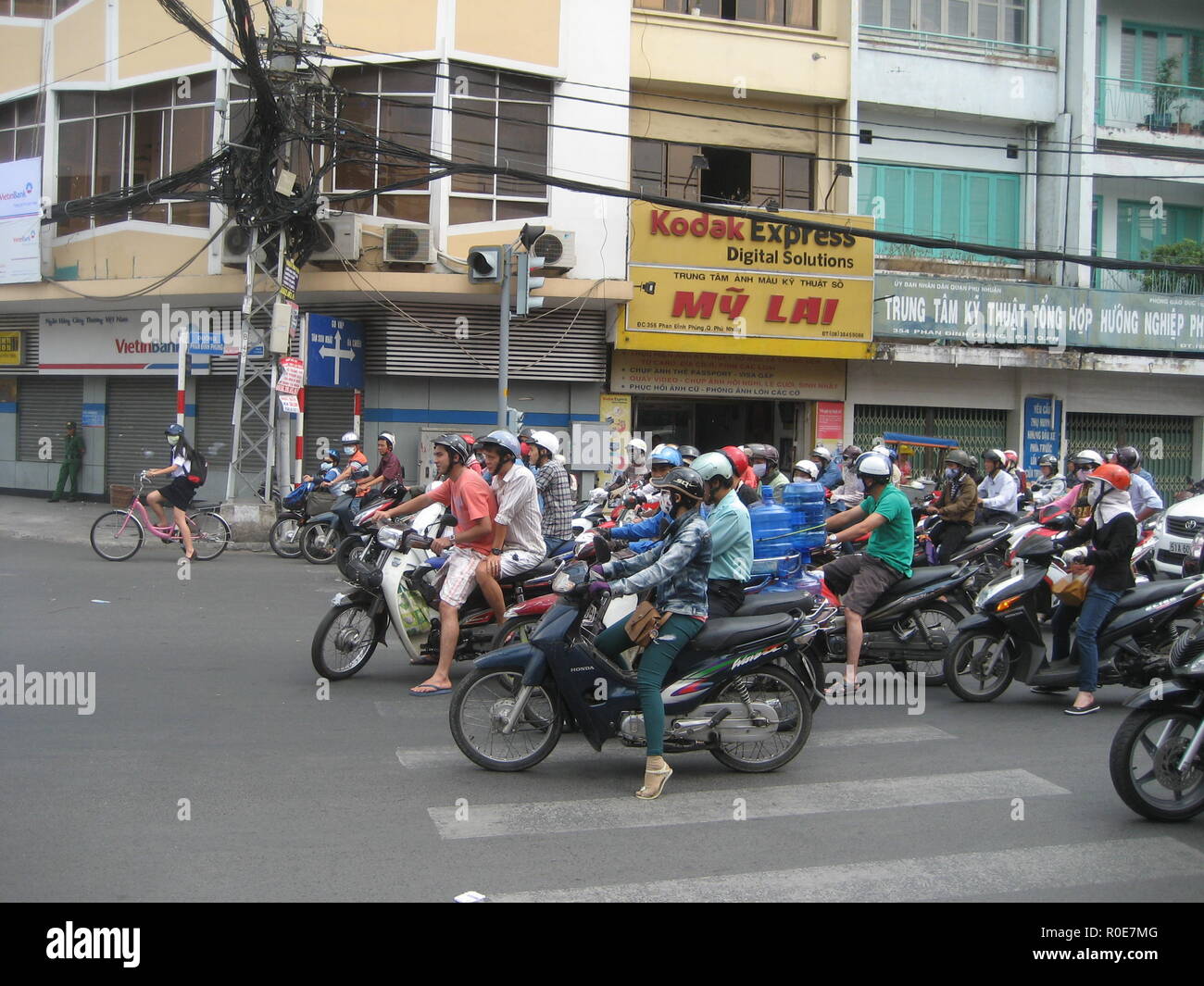 Saigon scooter Verkehr - Straße mit vielen Motorräder und Motorroller, Ho Chi Minh City, Vietnam Stockfoto