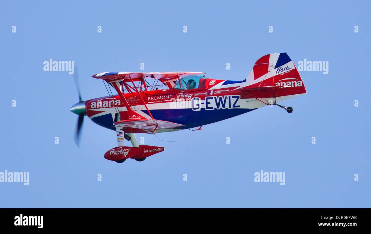 Reich Goodwin führt eine hohe Energie Kunstflug Manöver in seinen Super Pitts S2-S (G-EWIZ) Muskel doppeldecker an der Bournemouth Air Festival 2018 Stockfoto