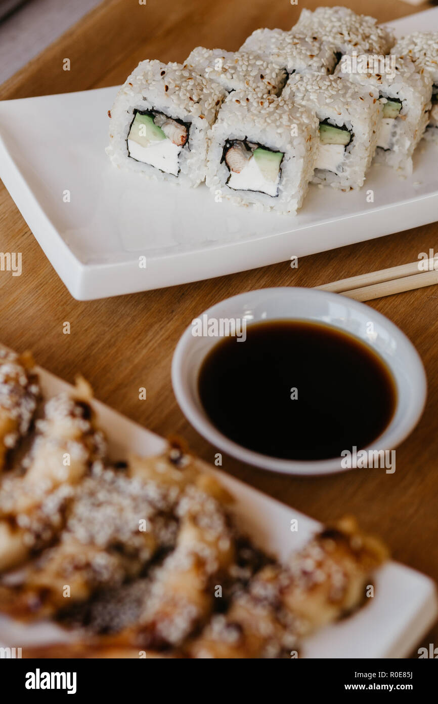 Philadelphia roll Sushi Gurke, Avocado, Frischkäse, roter Kaviar. Sushi Menü Stockfoto