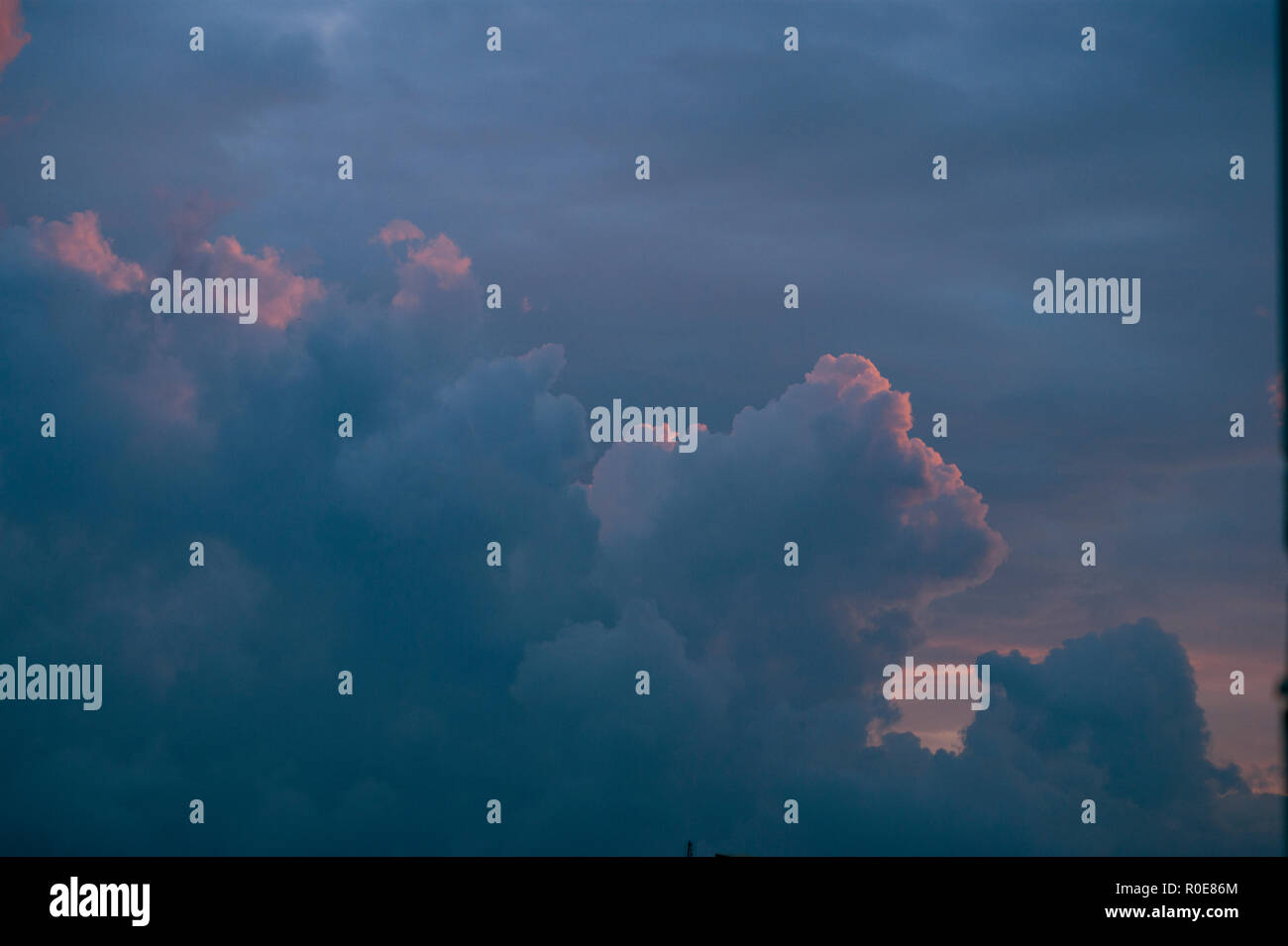 Typ cumulus Wolken Sonnenuntergang mit warmen Farben. Stockfoto