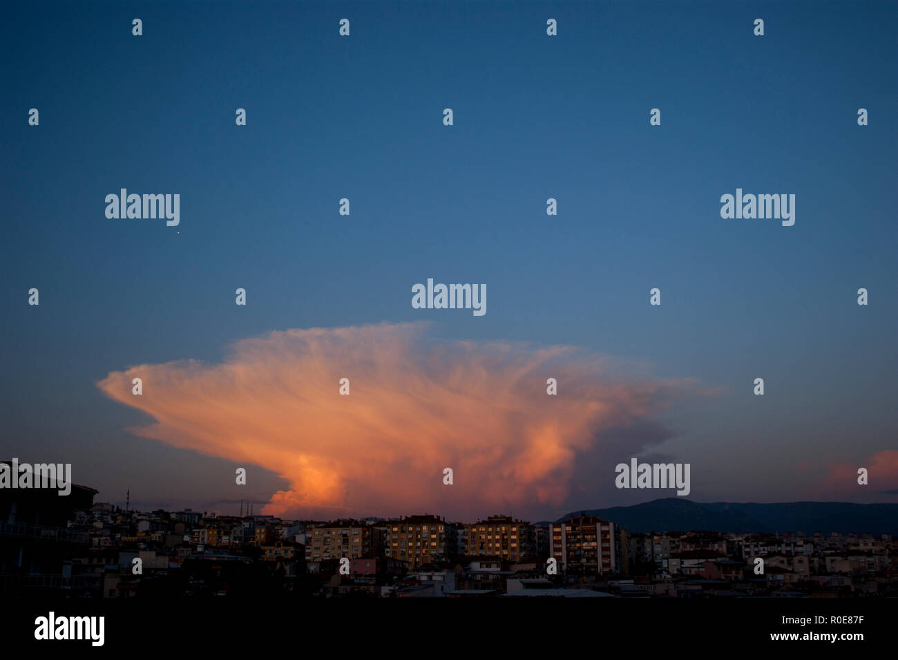 Interessante Form stratocumulus Typ Wolken. Stockfoto