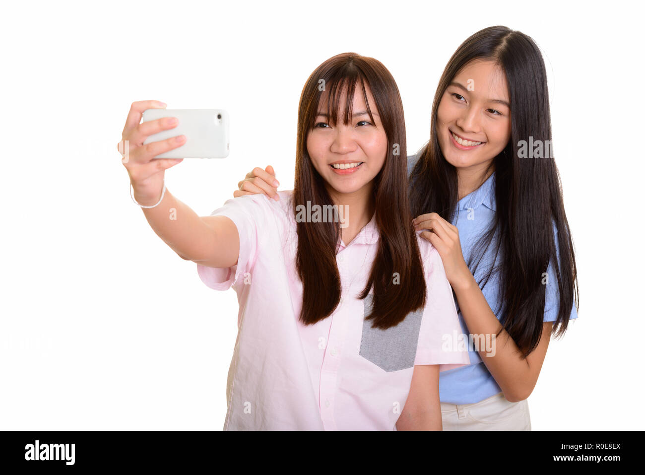 Zwei junge gerne asiatische Mädchen lächelnd und unter selfie wi Stockfoto