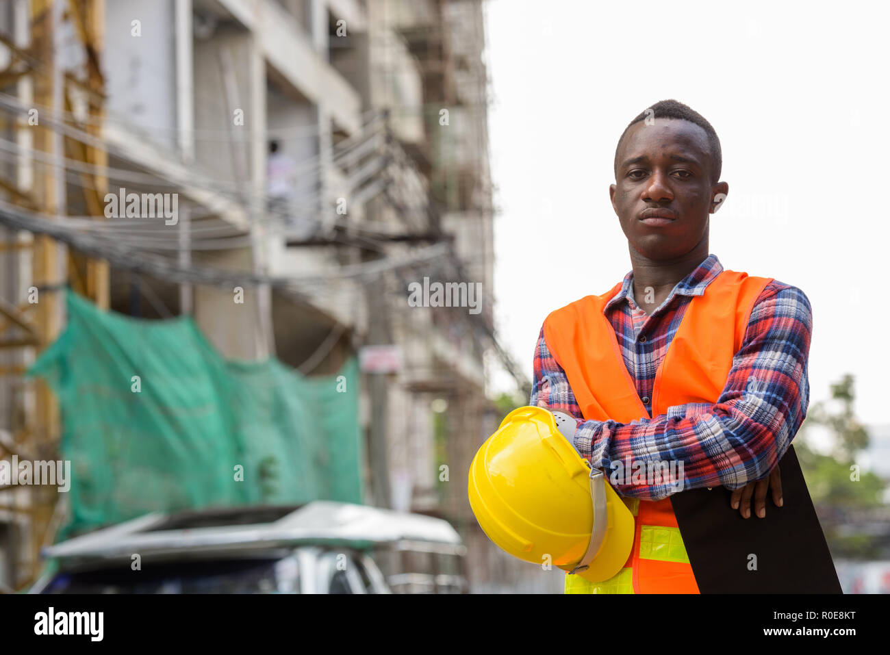 Jungen schwarzen afrikanischen Mann Bauarbeiter holding Zwischenablage ein Stockfoto