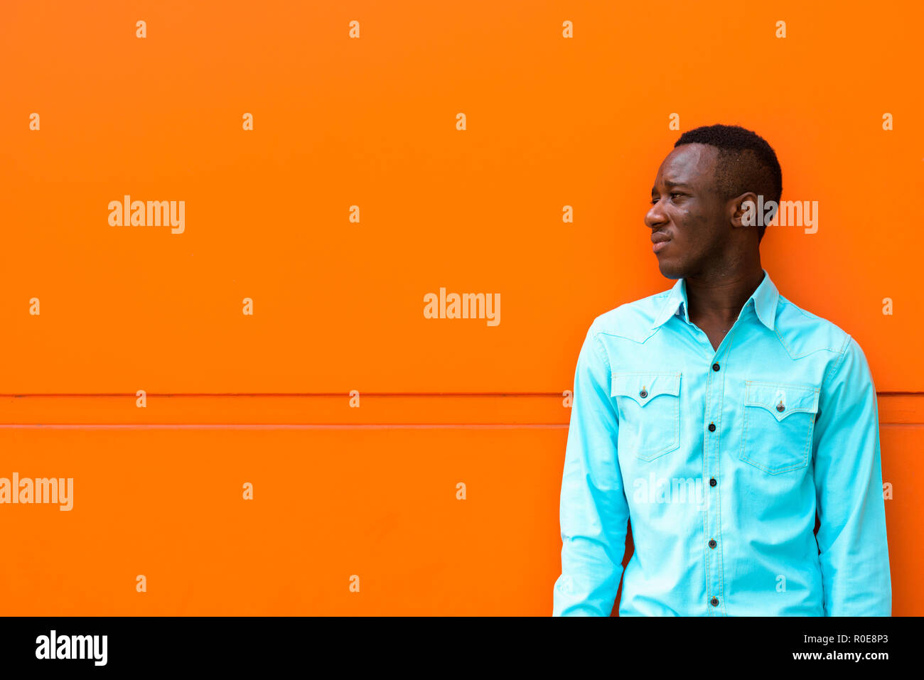 Profil anzeigen von jungen schwarzen afrikanischen Mann denken, während auf der Suche nach einem Stockfoto