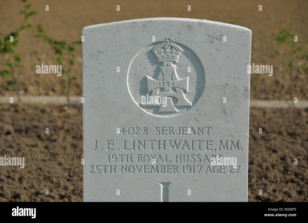 Grabstein von Sergeant J E Linthwaite, MM, 19 (Queen Alexandra's eigenen Königlichen) Husaren. Anneux Britischer Friedhof, Cambrai Stockfoto
