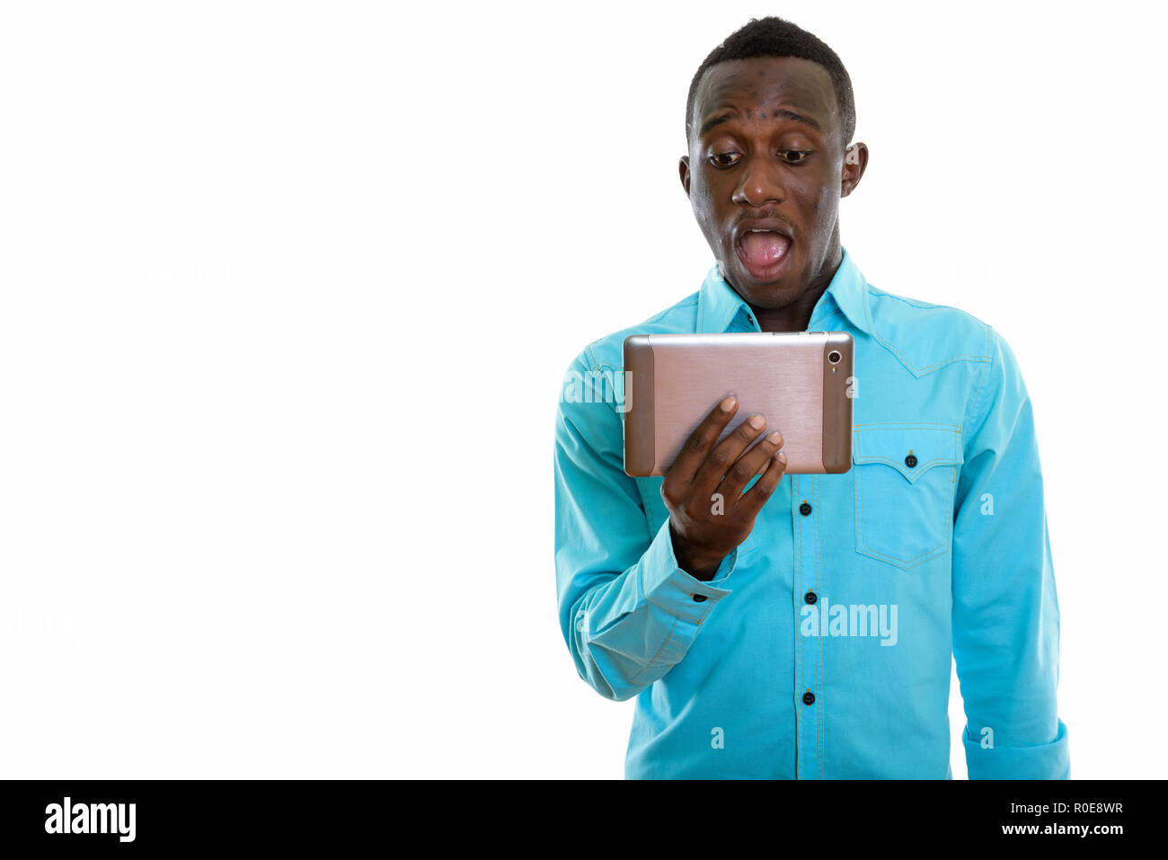 Studio shot von jungen schwarzen afrikanischen Mann mit digitalen Tablet whil Stockfoto