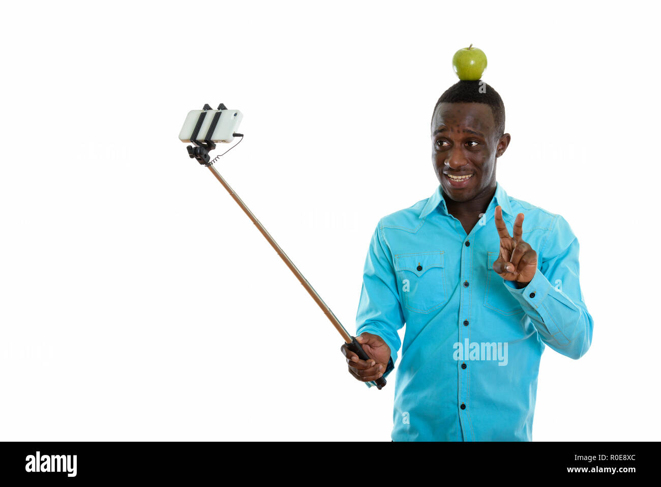 Studio shot der jungen schwarzen afrikanischen Mann glücklich lächelnd und Stockfoto