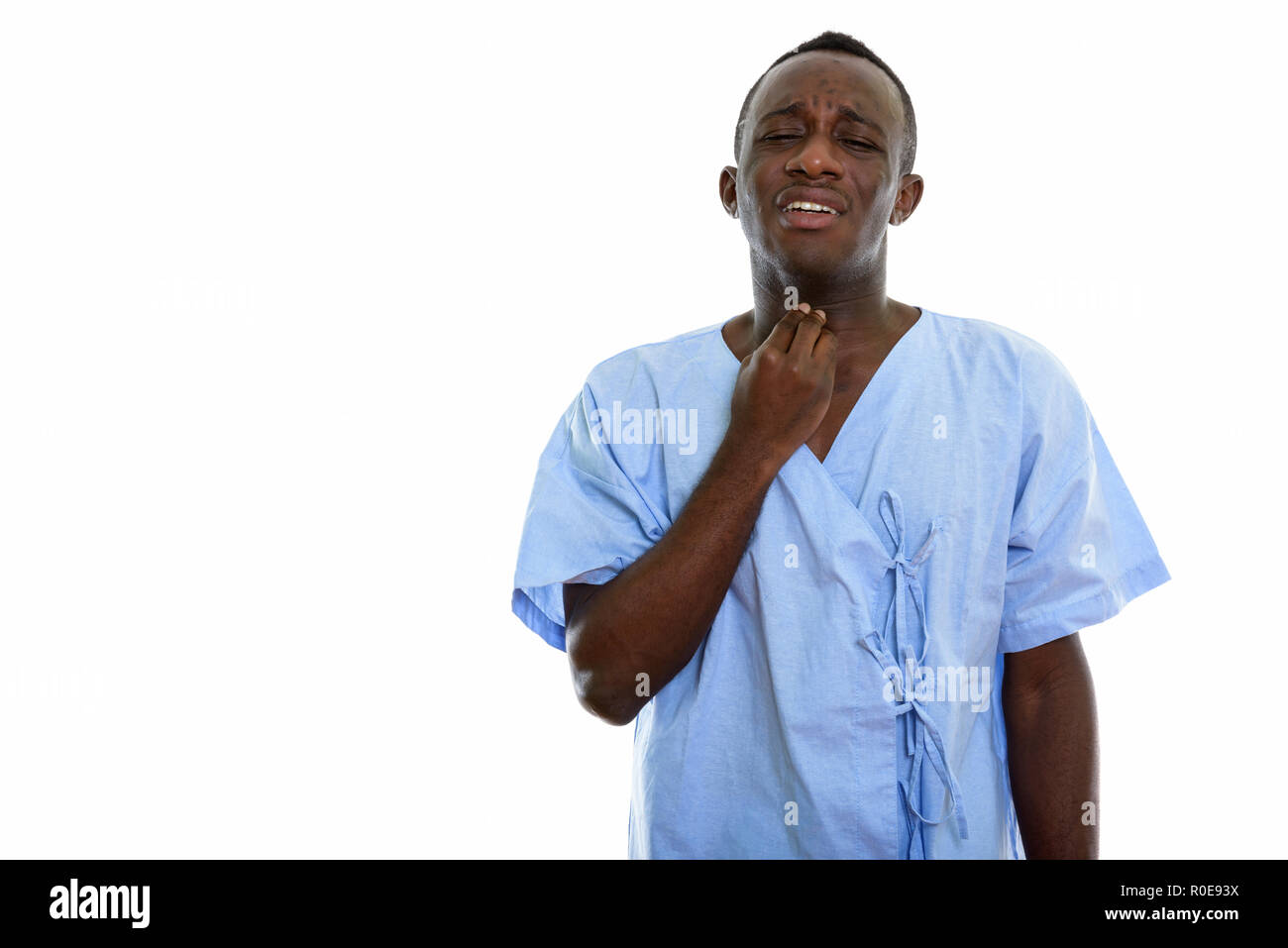 Studio shot von jungen schwarzen afrikanischen Mann Patienten mit Wunden throa Stockfoto