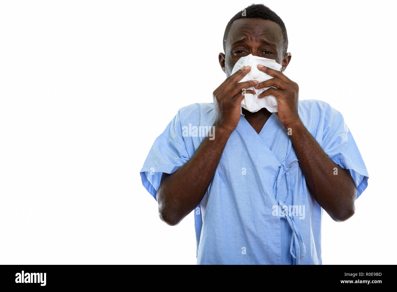 Studio shot von jungen schwarzen afrikanischen Mann Patient suchen Kranken whil Stockfoto