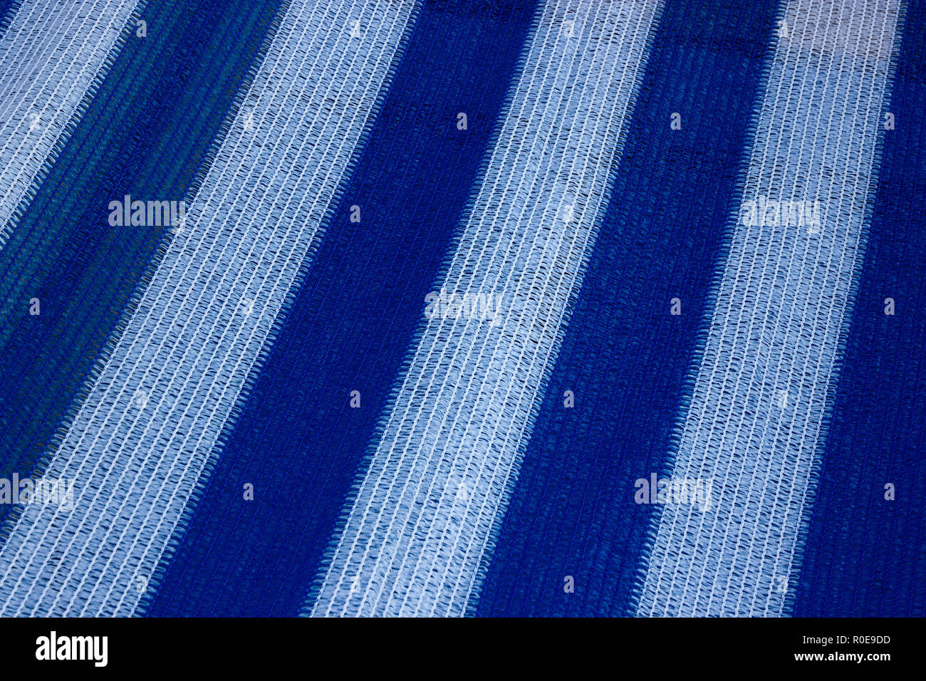 Eine schöne, weiße und blau gestreiften Textur eines Bootes Abdeckung am Meer Stockfoto