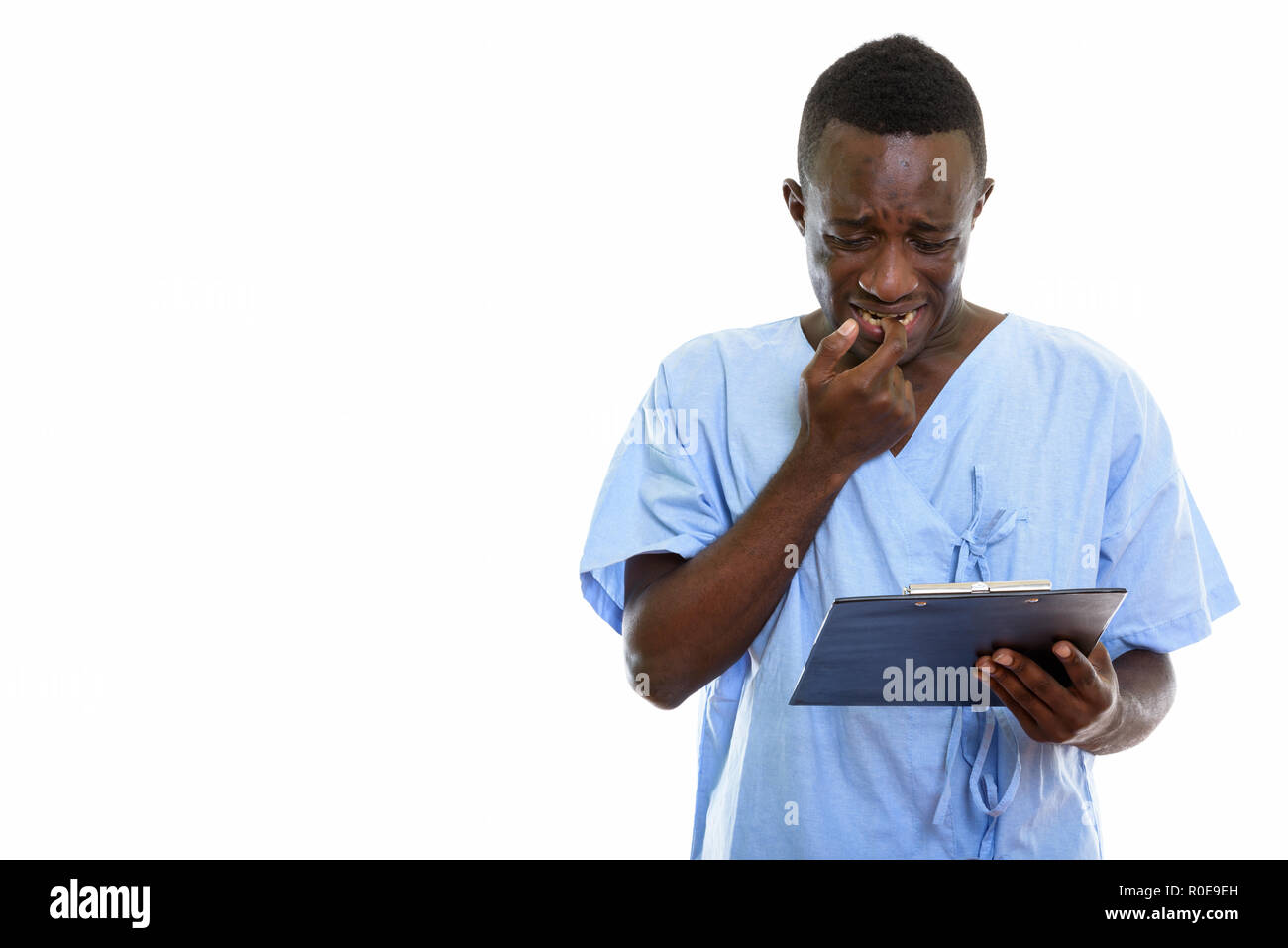 Studio shot von jungen schwarzen afrikanischen Mann Patienten auf clipbo Stockfoto