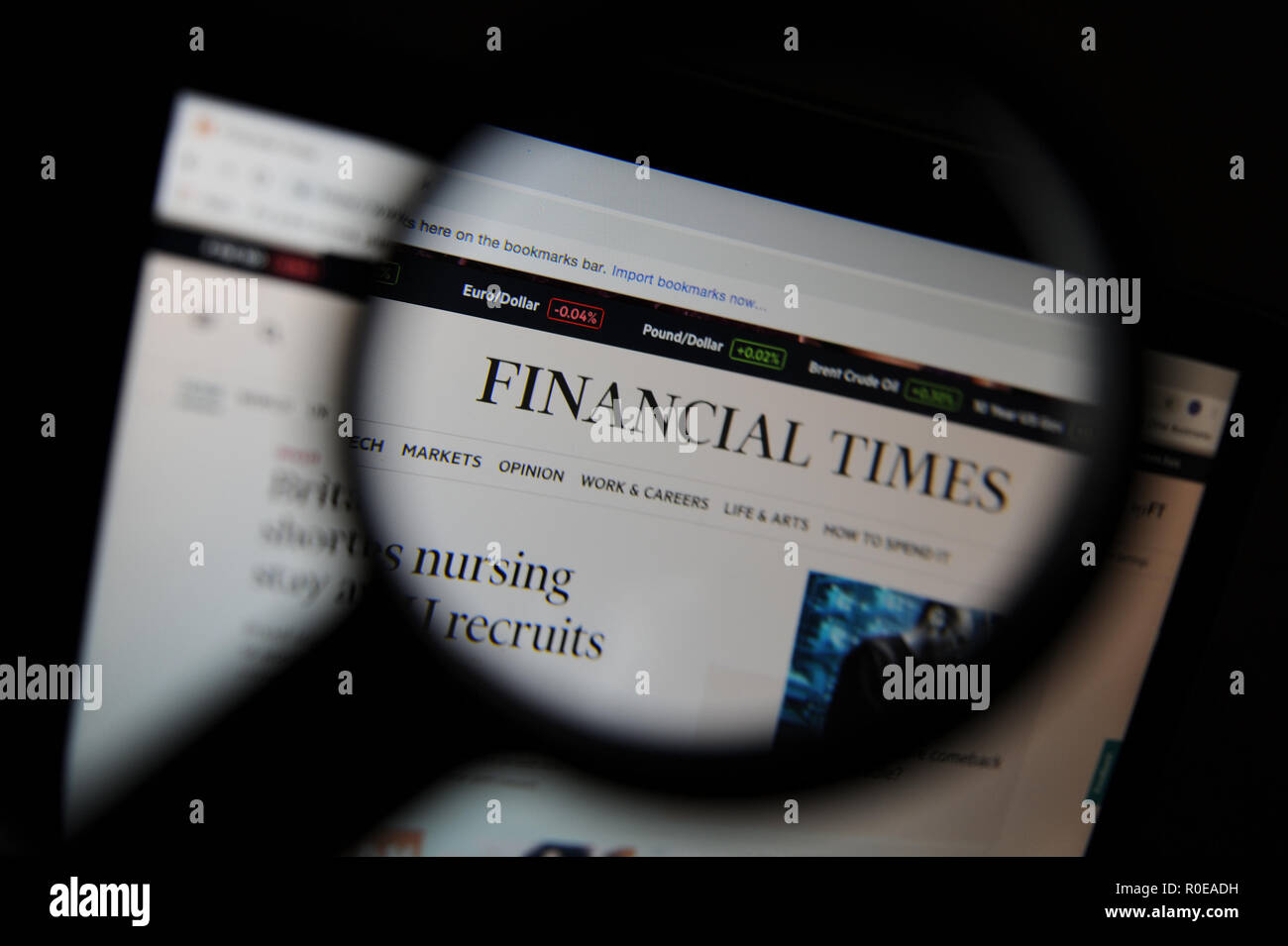 Die Financial Times Website durch ein Vergrößerungsglas gesehen Stockfoto