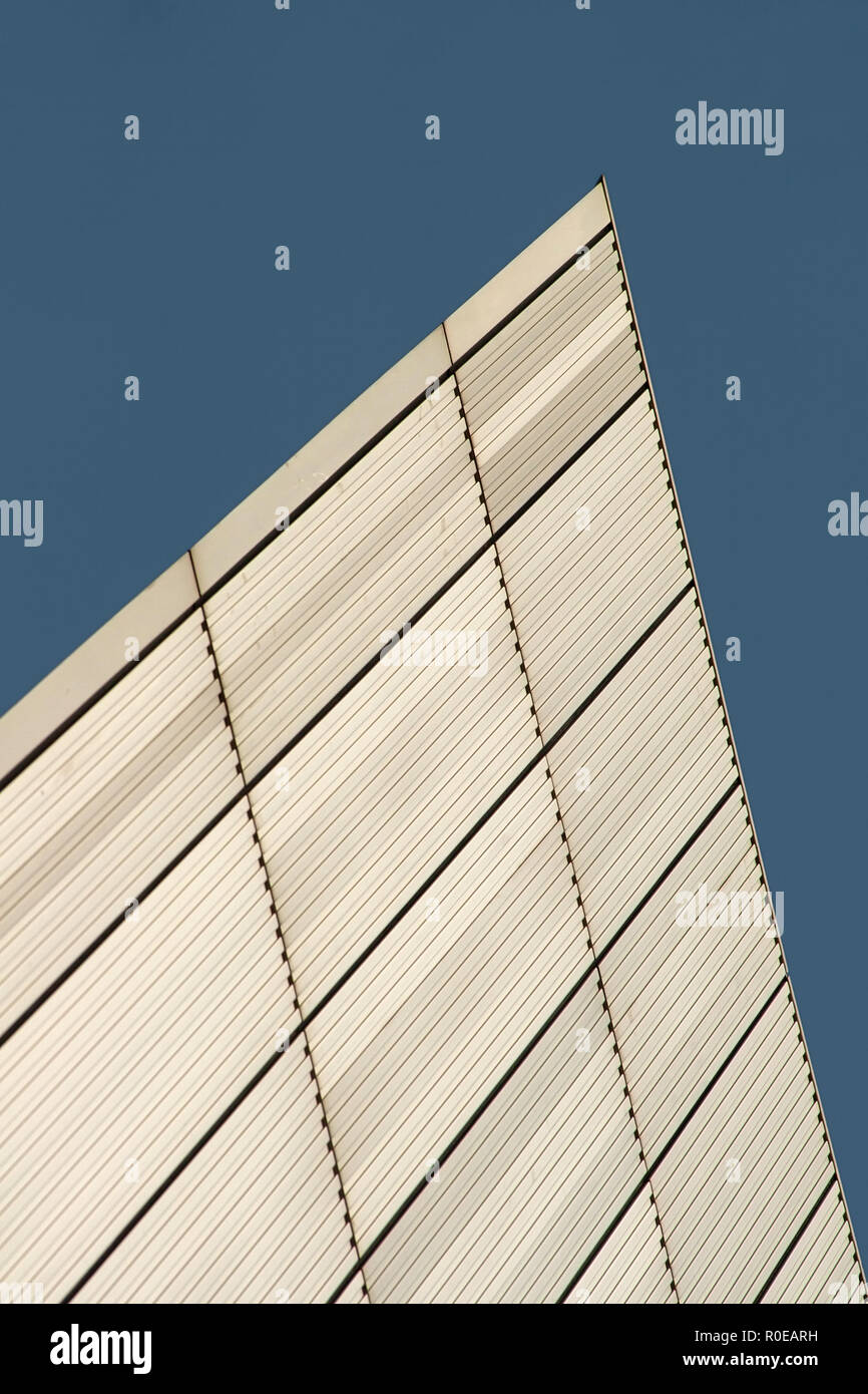 Linien und Rechtecke Textur auf weißes Metall Wand von Gebäude mit blauen Himmel im Hintergrund gebildet. Abstrakte moderne Architektur Hintergrund. Stockfoto