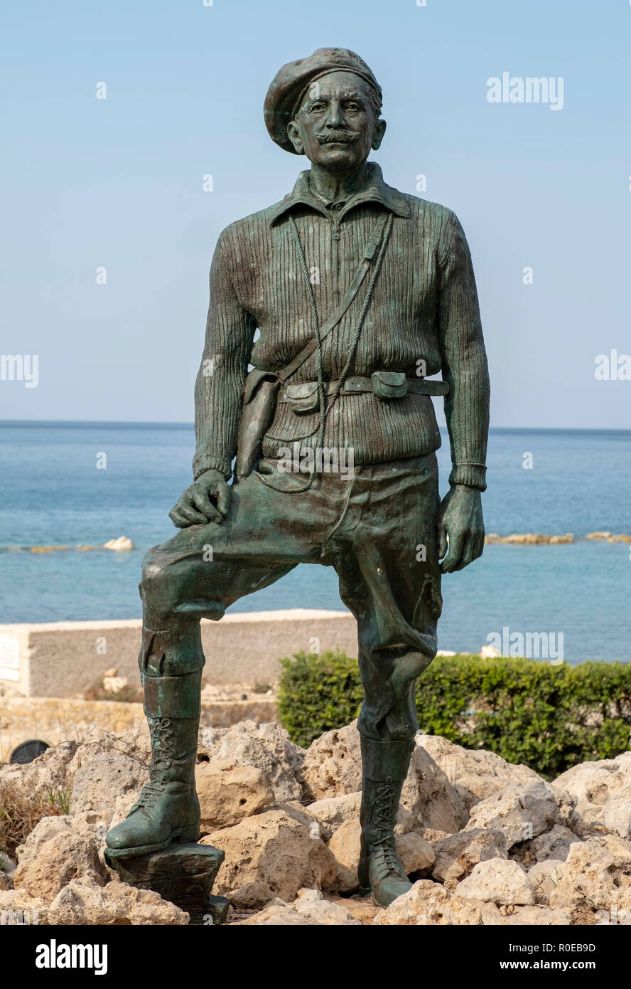 Die Statue von General George Grivas-Dhigenis Führer des Befreiungskampfes der EOKA den Jahren 1955-59 an der Küste in Chlorakas, Paphos, Zypern. Stockfoto