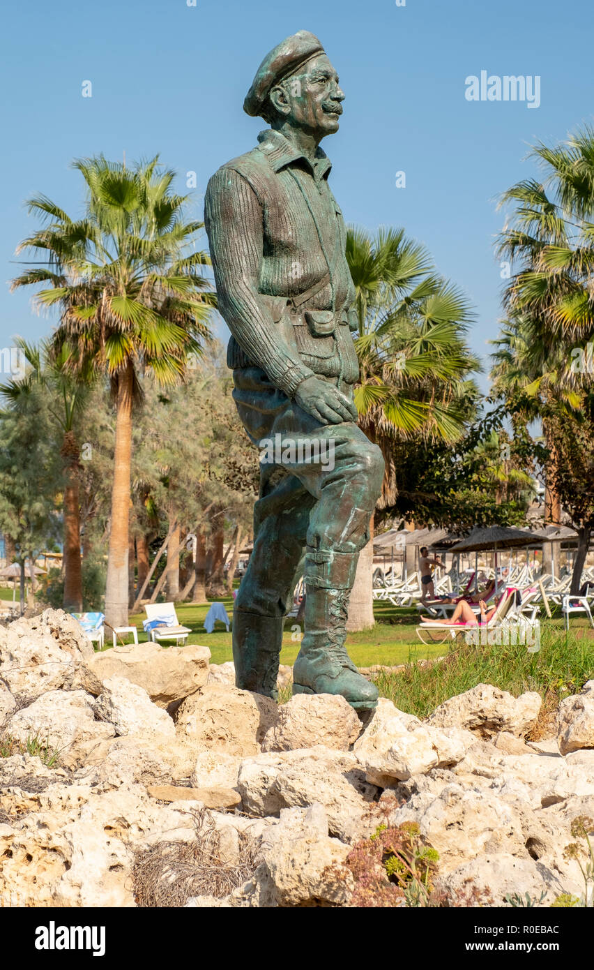 Die Statue von General George Grivas-Dhigenis Führer des Befreiungskampfes der EOKA den Jahren 1955-59 an der Küste in Chlorakas, Paphos, Zypern. Stockfoto